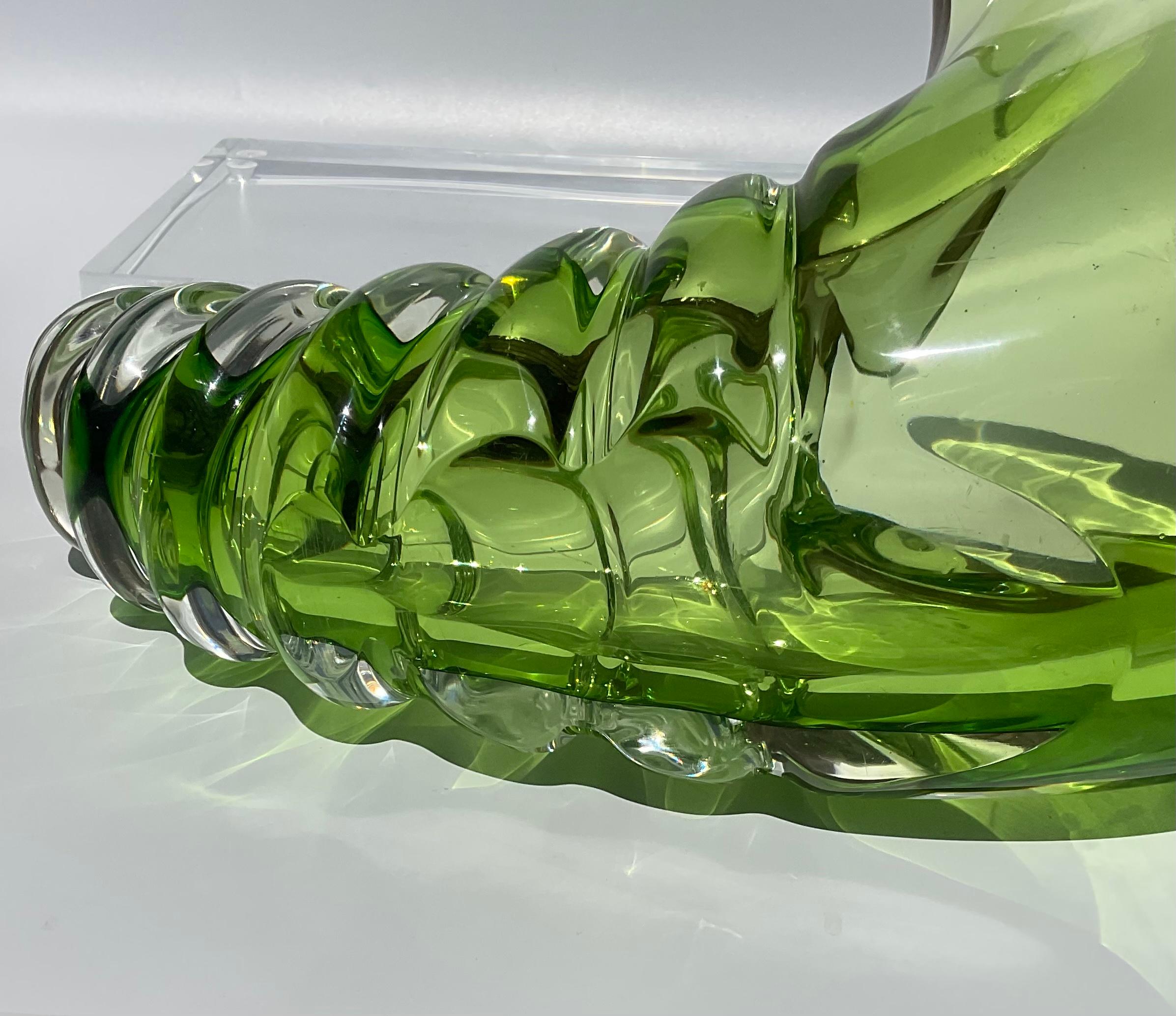 Escultura de concha marina de cristal de Murano de Alfredo Barbini en vibrante cristal artístico verde. Otra asombrosa y gran escultura de concha para completar su colección en un color raro y difícil de encontrar. 