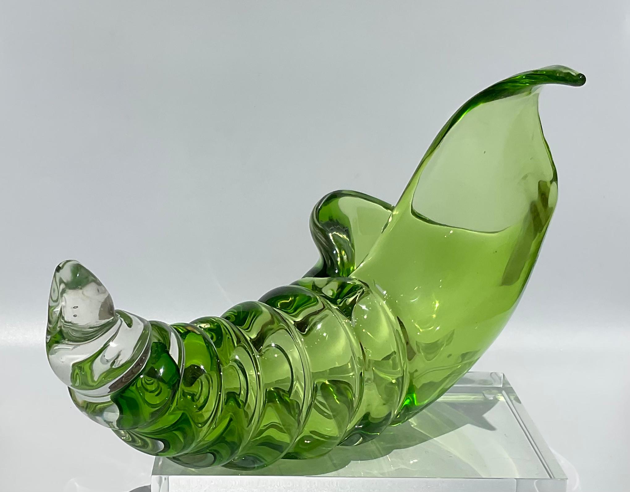 Alfredo Barbini Murano Glass Sea Shell Sculpture in Vibrant Green Art Glass In Good Condition For Sale In Ann Arbor, MI