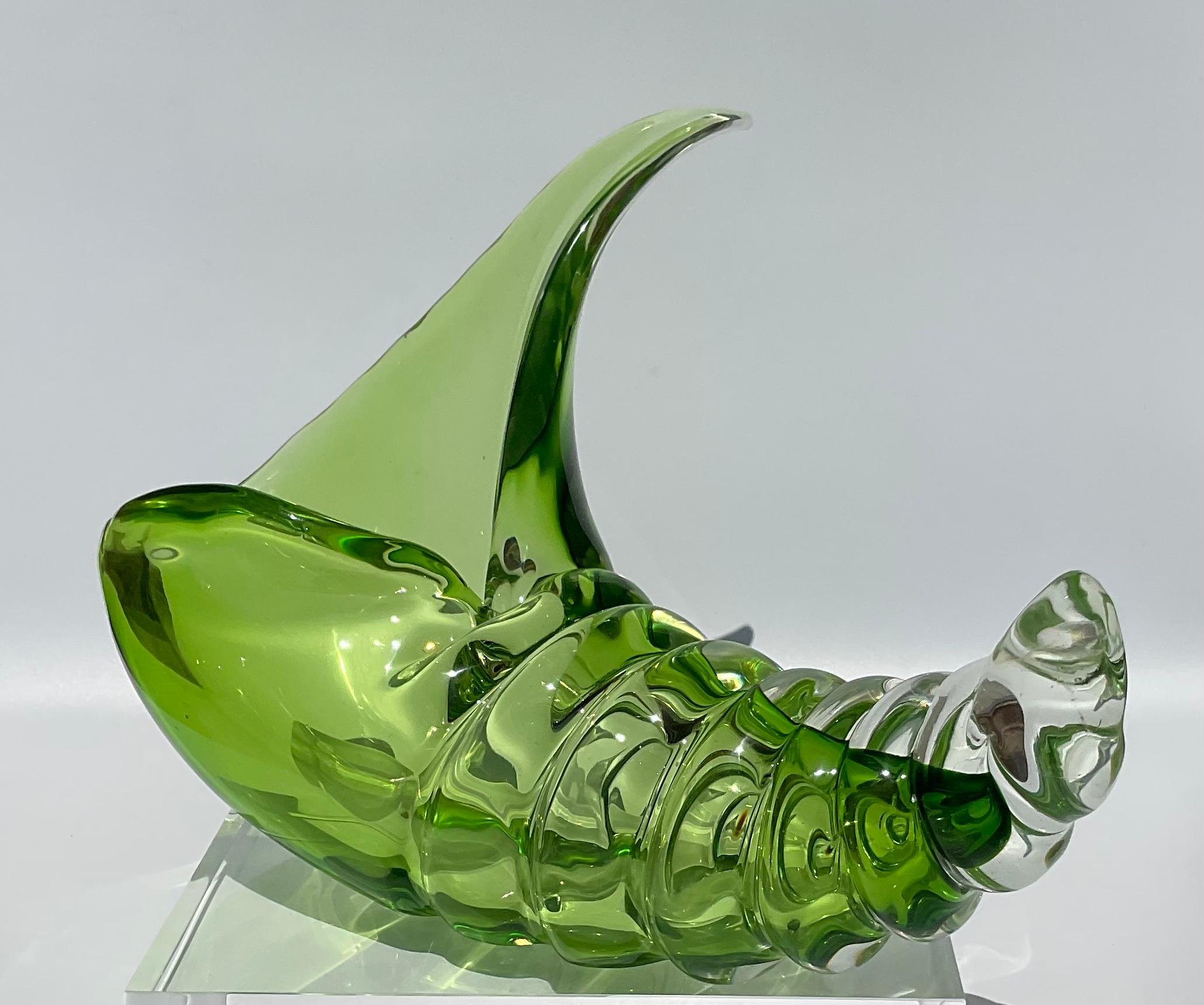 Mid-20th Century Alfredo Barbini Murano Glass Sea Shell Sculpture in Vibrant Green Art Glass For Sale