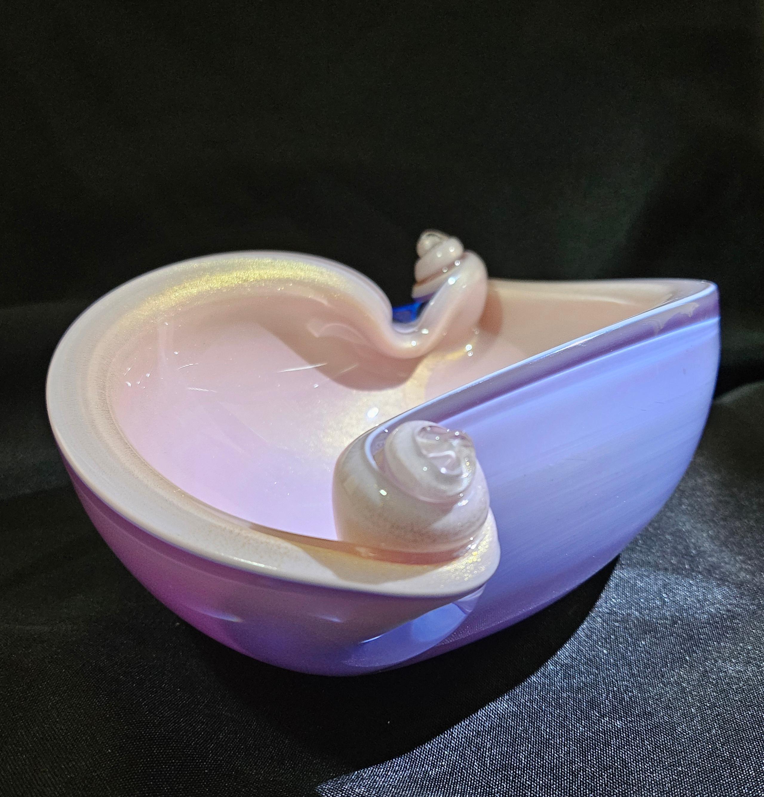 Alfredo Barbini Murano Glass Shell Bowl, Lilac & Pink with Gold Polveri
May function as an ashtray, bowl, trinket dish, or similar vessel, or as a unique art piece for display.
Colors: Lilac exterior, Pink interior with gold polveri
Type: Hand blown