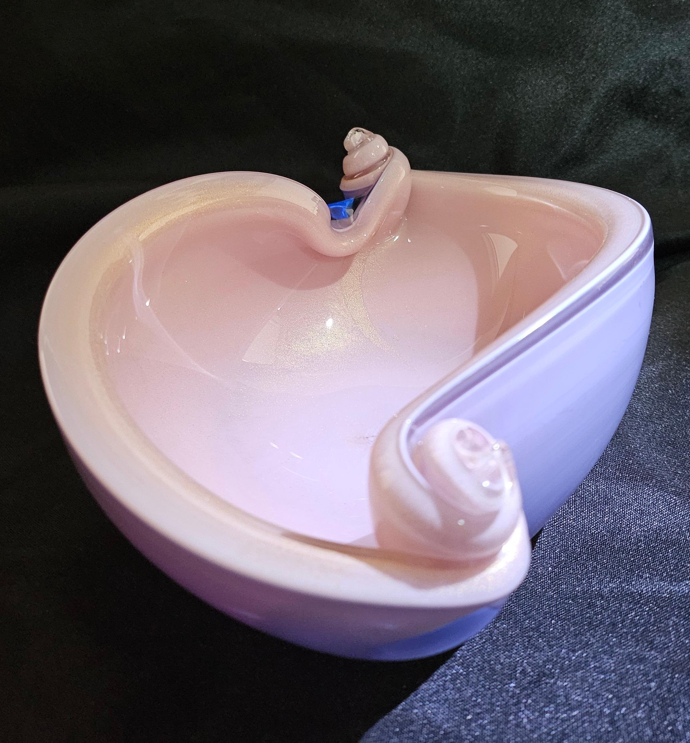 Alfredo Barbini Murano Glass Shell Bowl, Lilac & Pink with Gold Polveri In Good Condition For Sale In Warrenton, OR