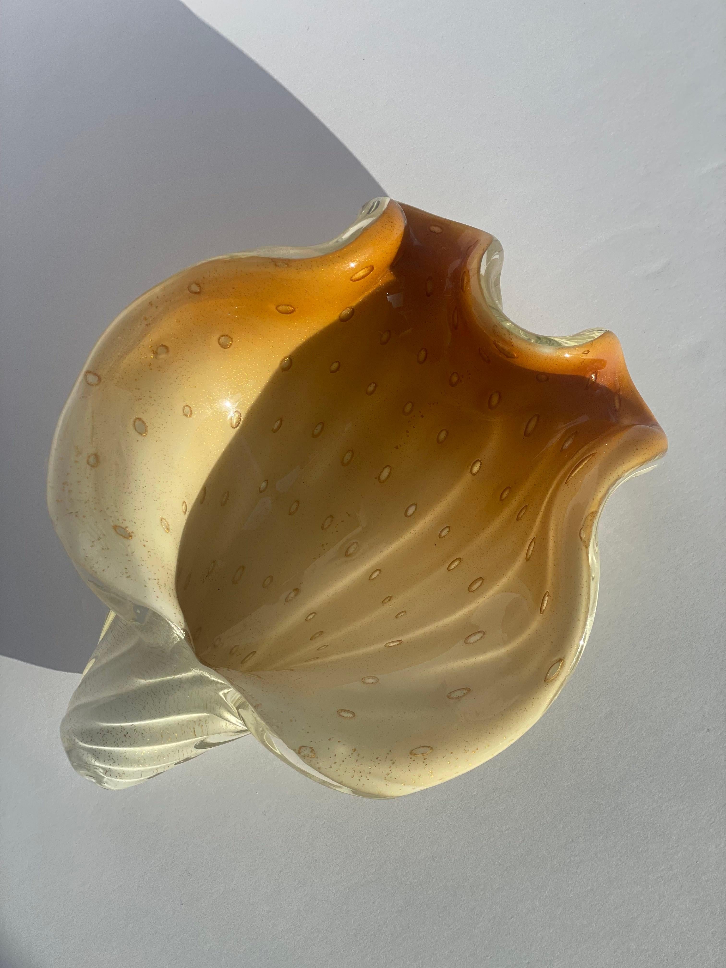 Eine atemberaubende Alfredo Barbini Murano Glas Conchiglia Muschel Skulptur, hergestellt in Italien in den 1950er Jahren. Dieses elegante, muschelförmige Stück zeichnet sich durch eine harmonische Mischung aus Karamell- und Weißtönen aus, umhüllt