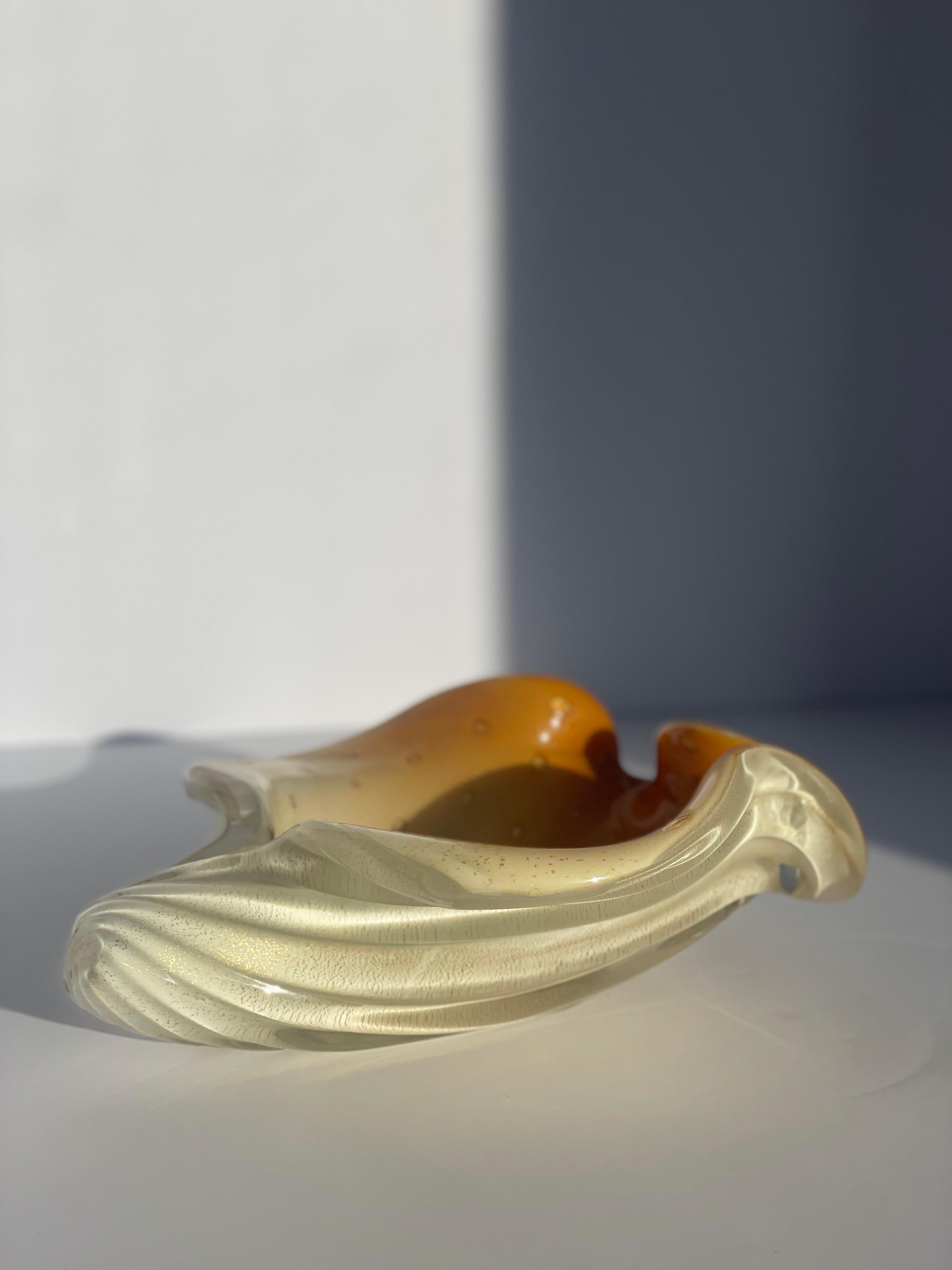 Alfredo Barbini Murano Glas Muschel - Karmel & Weiß Bullicante mit Goldflecken (Moderne der Mitte des Jahrhunderts) im Angebot