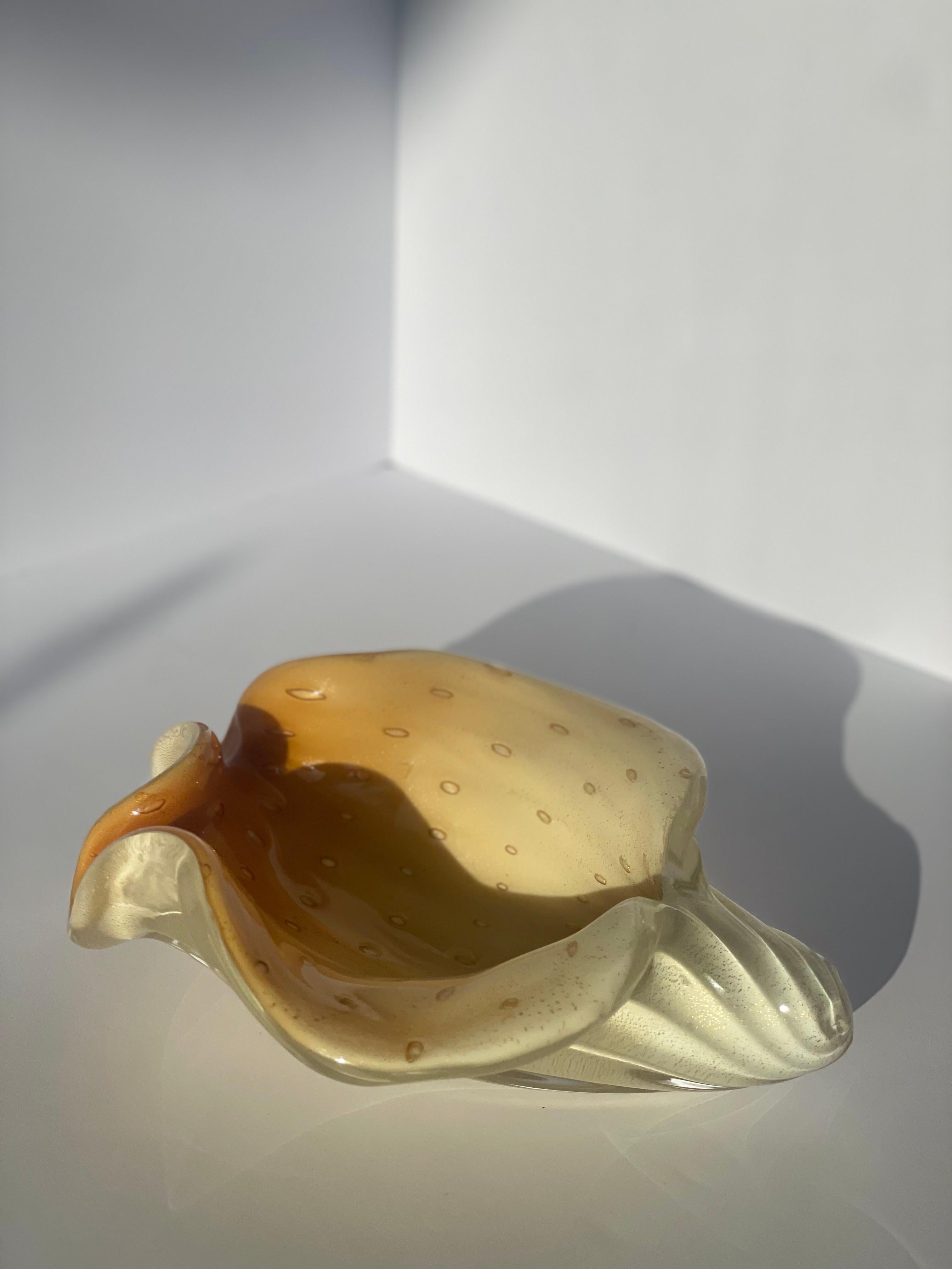Alfredo Barbini Murano Glas Muschel - Karmel & Weiß Bullicante mit Goldflecken (Italienisch) im Angebot