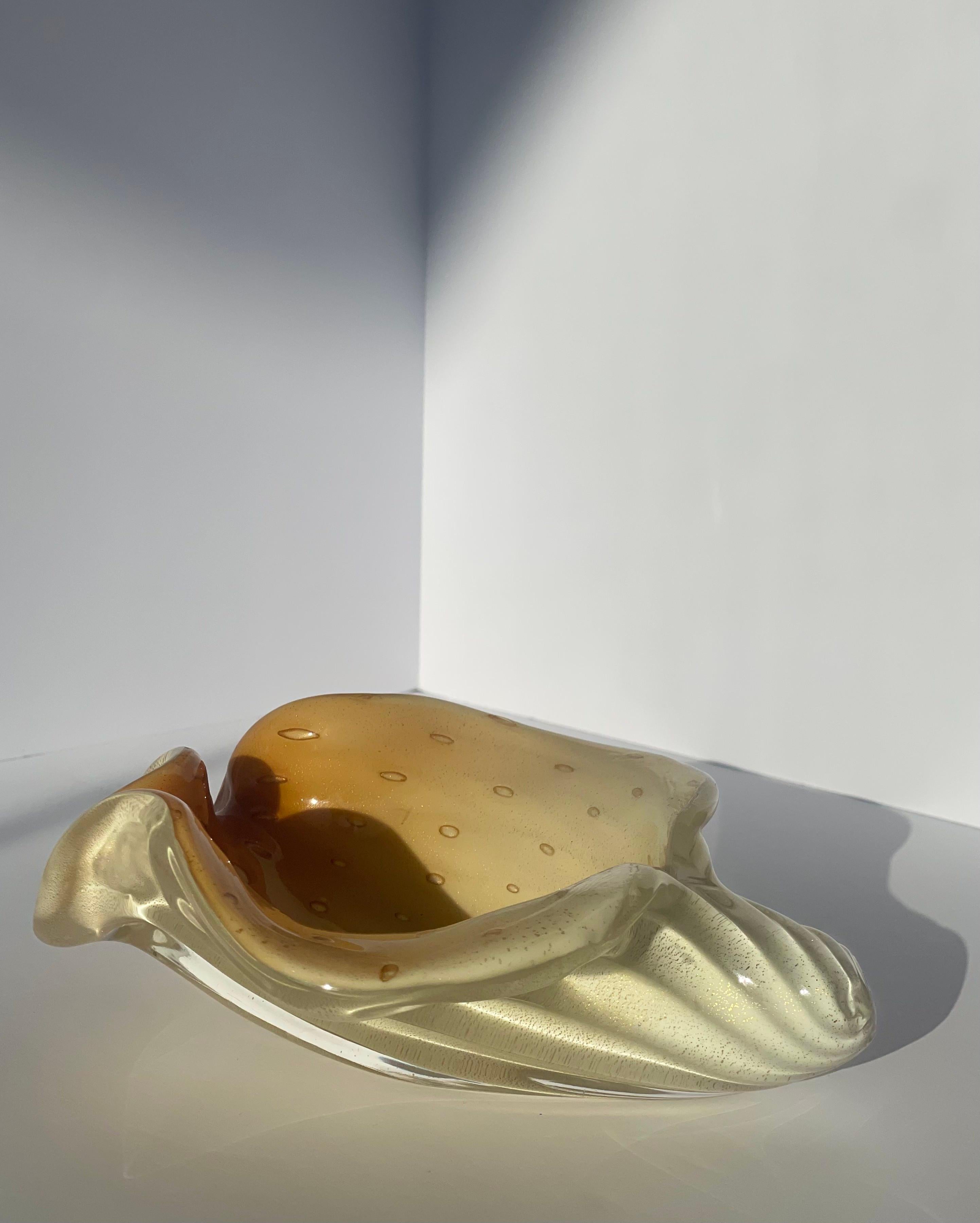 Alfredo Barbini Murano Glas Muschel - Karmel & Weiß Bullicante mit Goldflecken im Zustand „Gut“ im Angebot in Palm Beach, FL