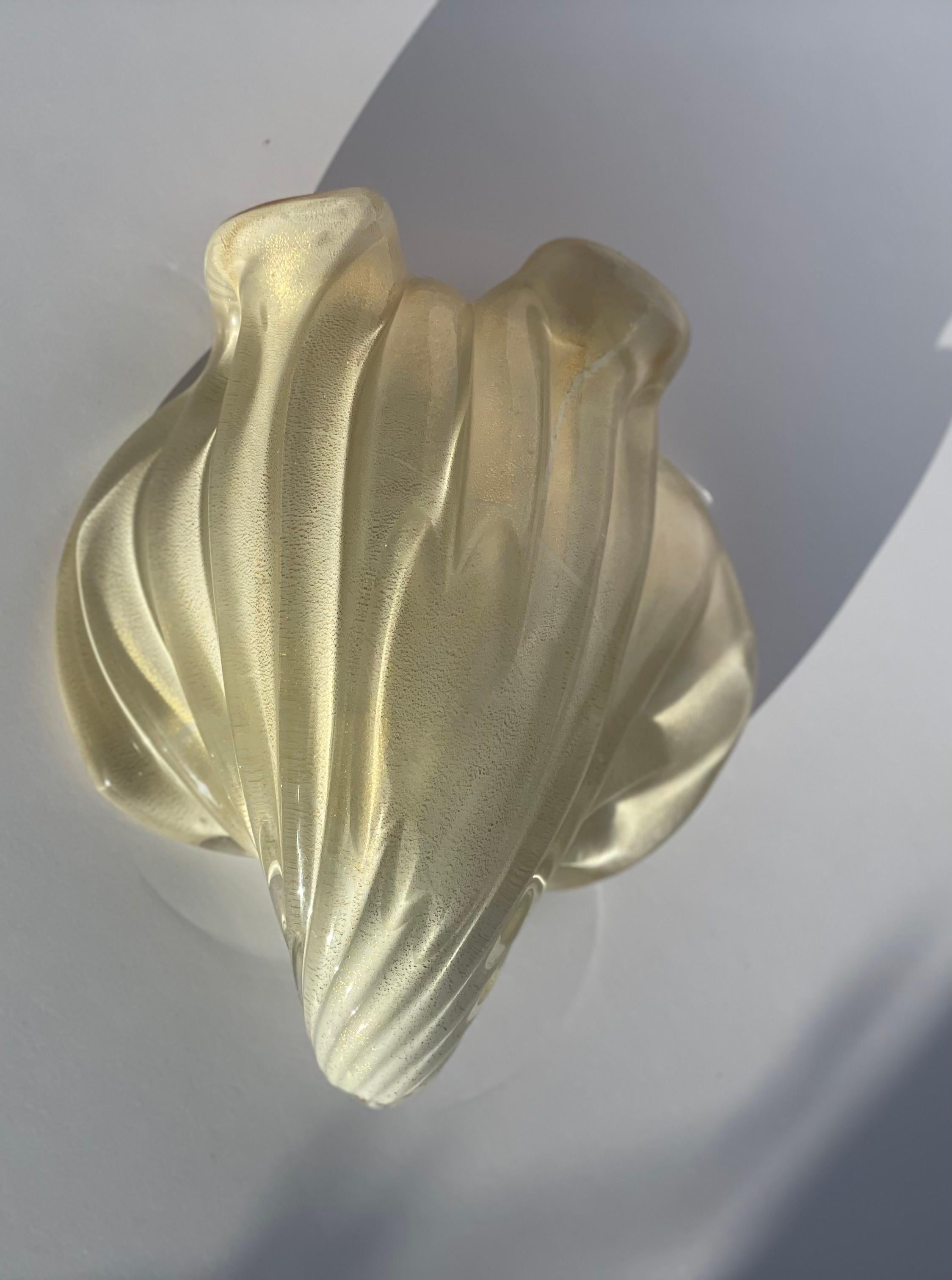 Alfredo Barbini Murano Glas Muschel - Karmel & Weiß Bullicante mit Goldflecken (Mitte des 20. Jahrhunderts) im Angebot