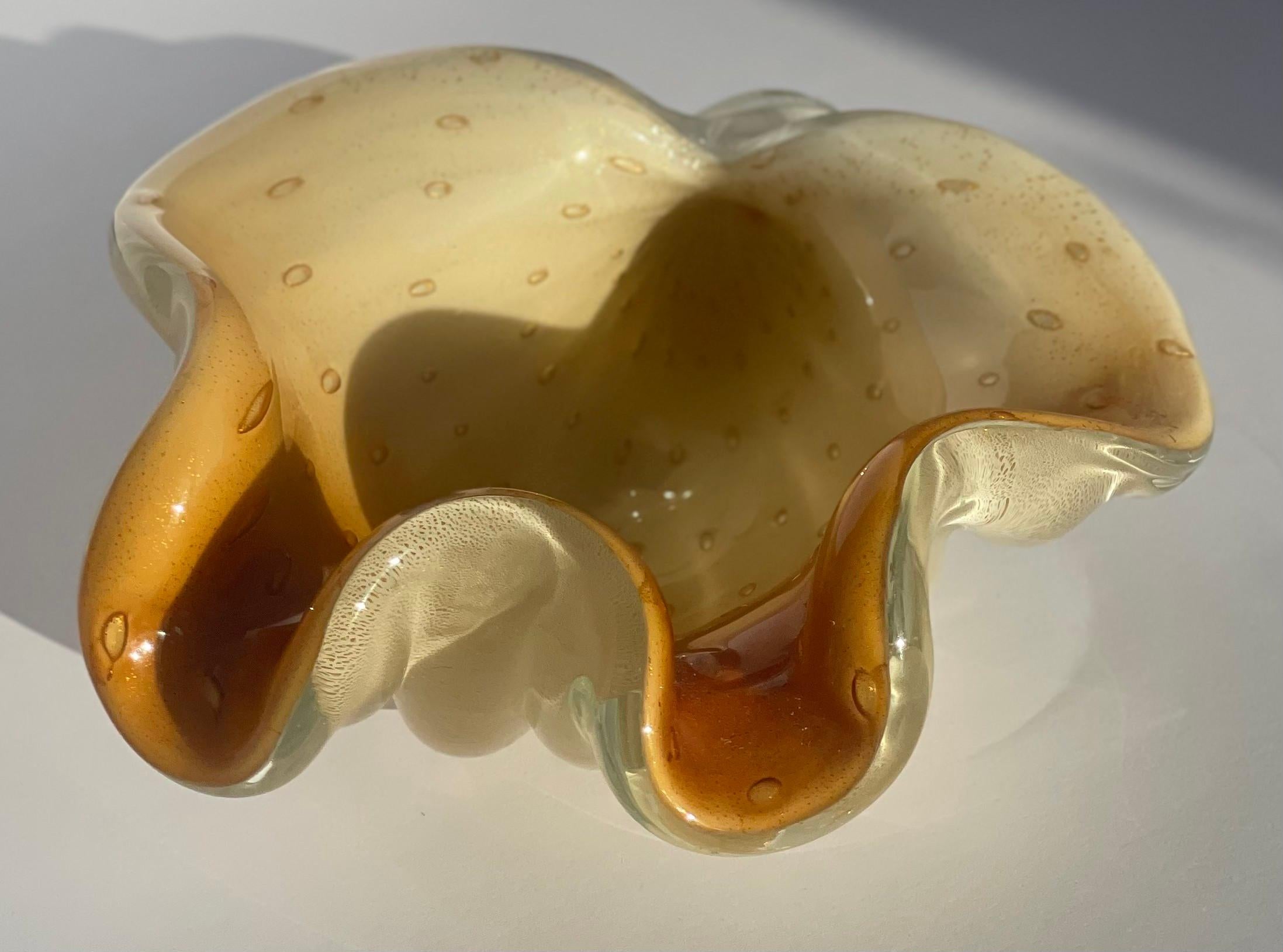 Alfredo Barbini Murano Glas Muschel - Karmel & Weiß Bullicante mit Goldflecken im Angebot 1