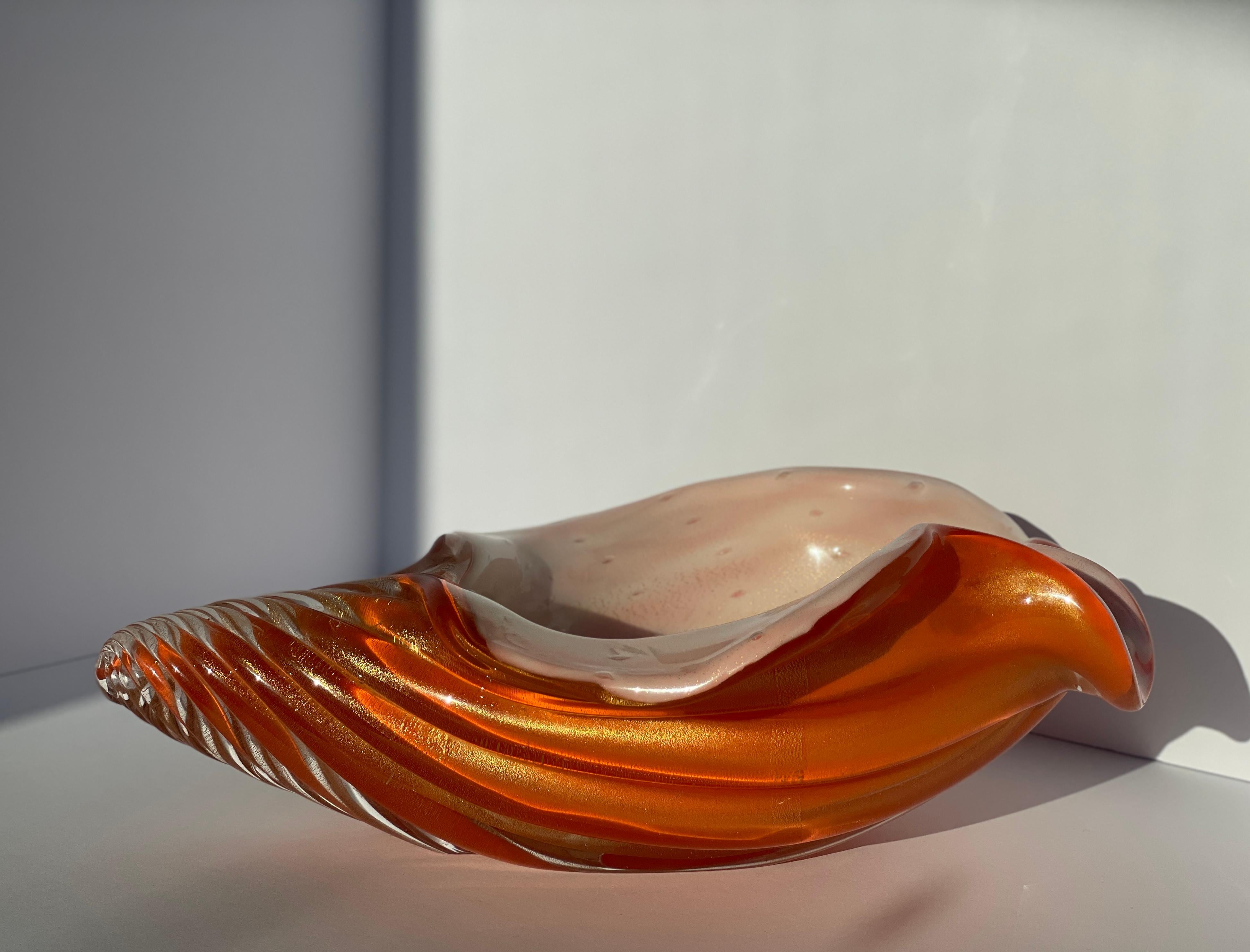 Alfredo Barbini Concha de cristal de Murano Conchiglia Concha de mar Bullicante Motas doradas mediados del siglo XX en venta