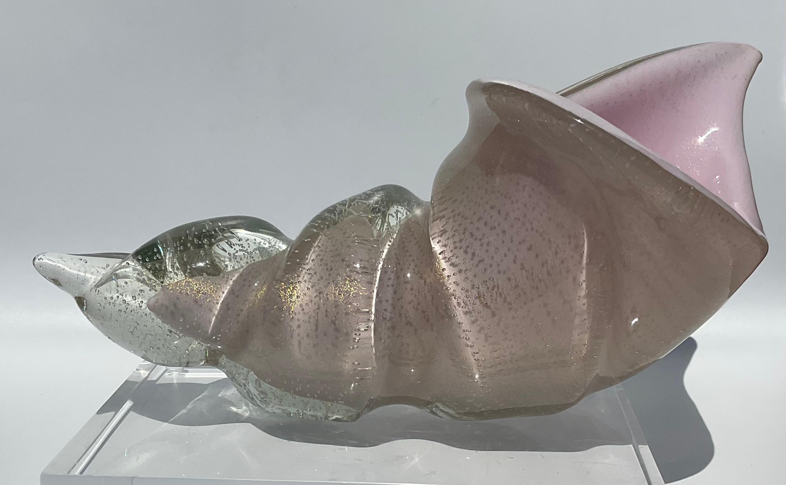 Sculpture en verre de Murano Alfredo Barbini en forme de coquillage en verre Bollicine avec des reflets dorés. Couleur rose vif. 