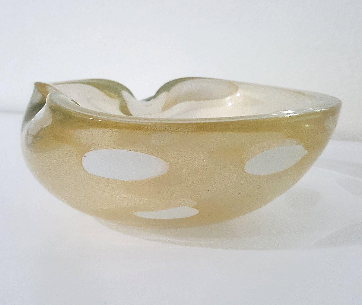 Alfredo Barbini Murano Glass Bowl, Gold Polveri w/White A Pentoni (spots) For Sale 2