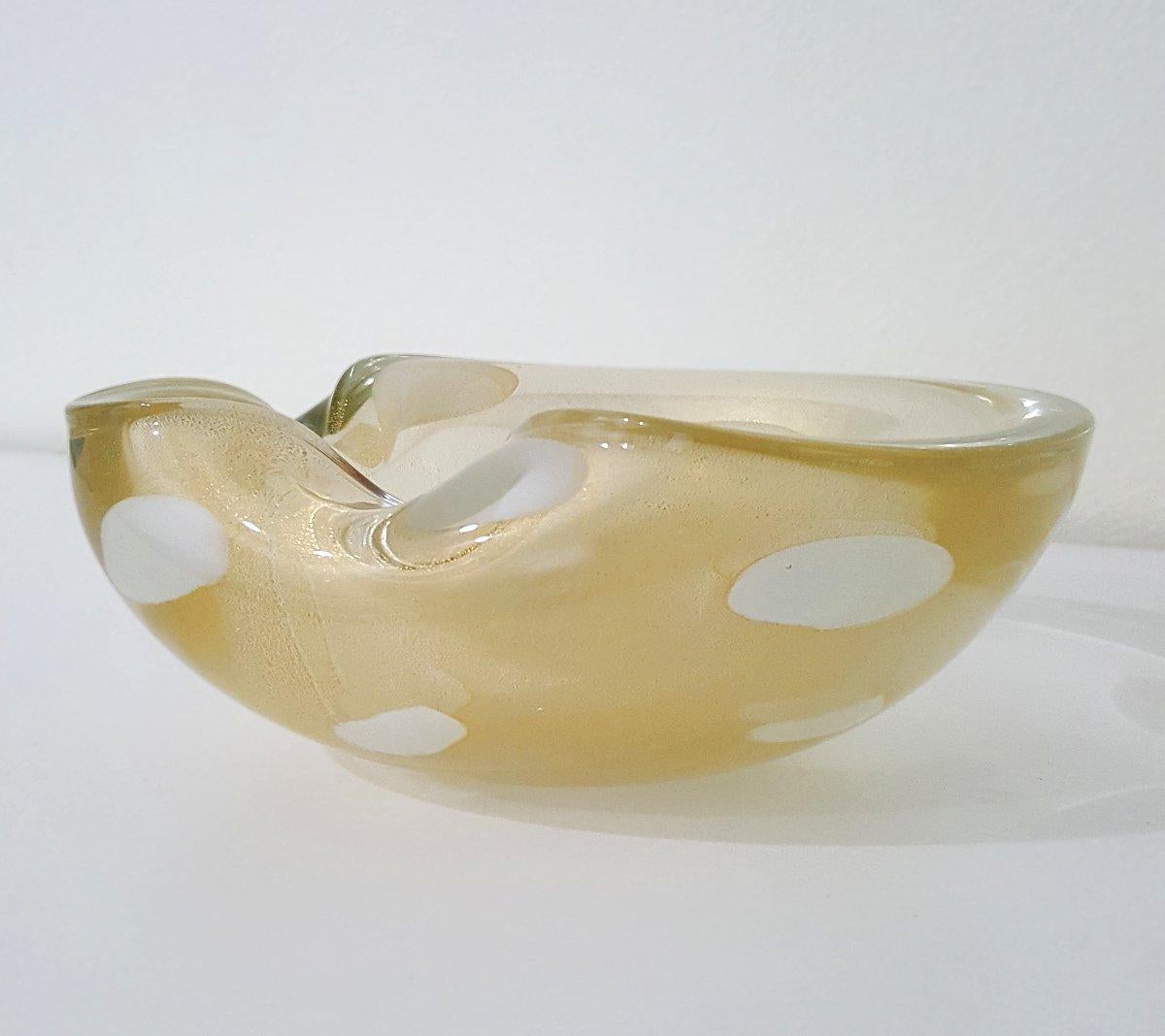 Alfredo Barbini Murano Glass Bowl, Gold Polveri w/White A Pentoni (spots) In Good Condition For Sale In Warrenton, OR
