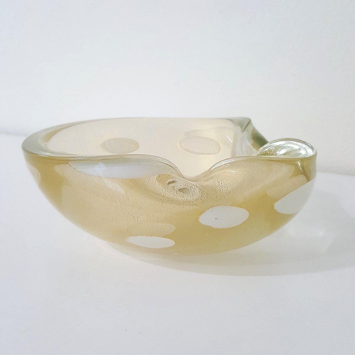 20ième siècle Bol en verre de Murano d'Alfredo Barbini, Polveri doré avec A Pentoni blanc (spots) en vente