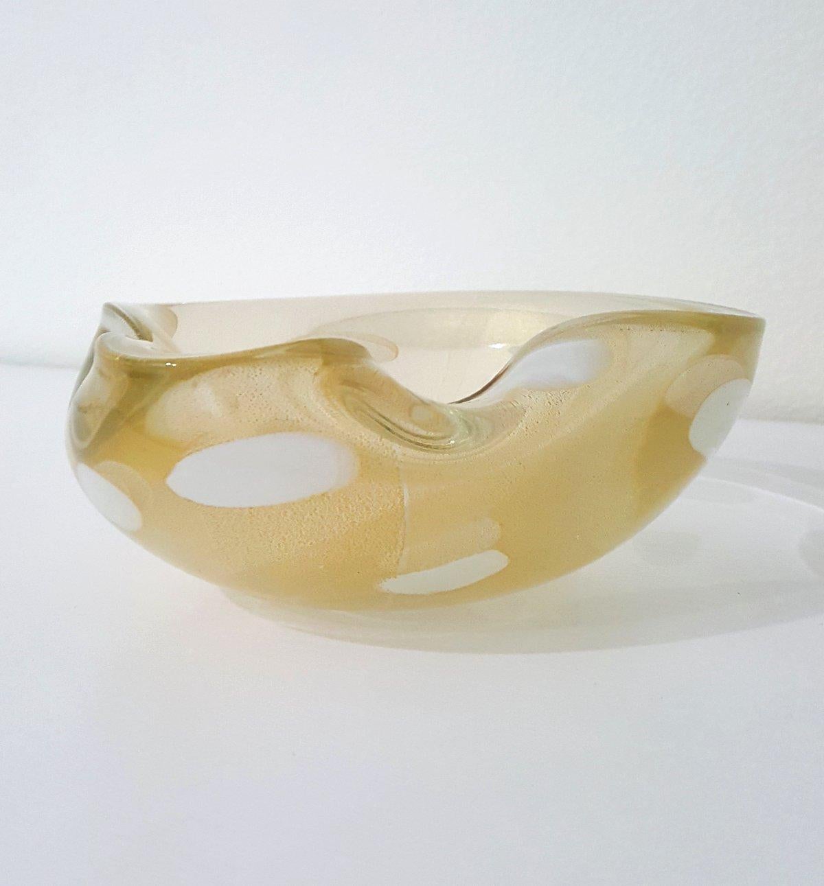 Alfredo Barbini Murano Glass Bowl, Gold Polveri w/White A Pentoni (spots) For Sale 1