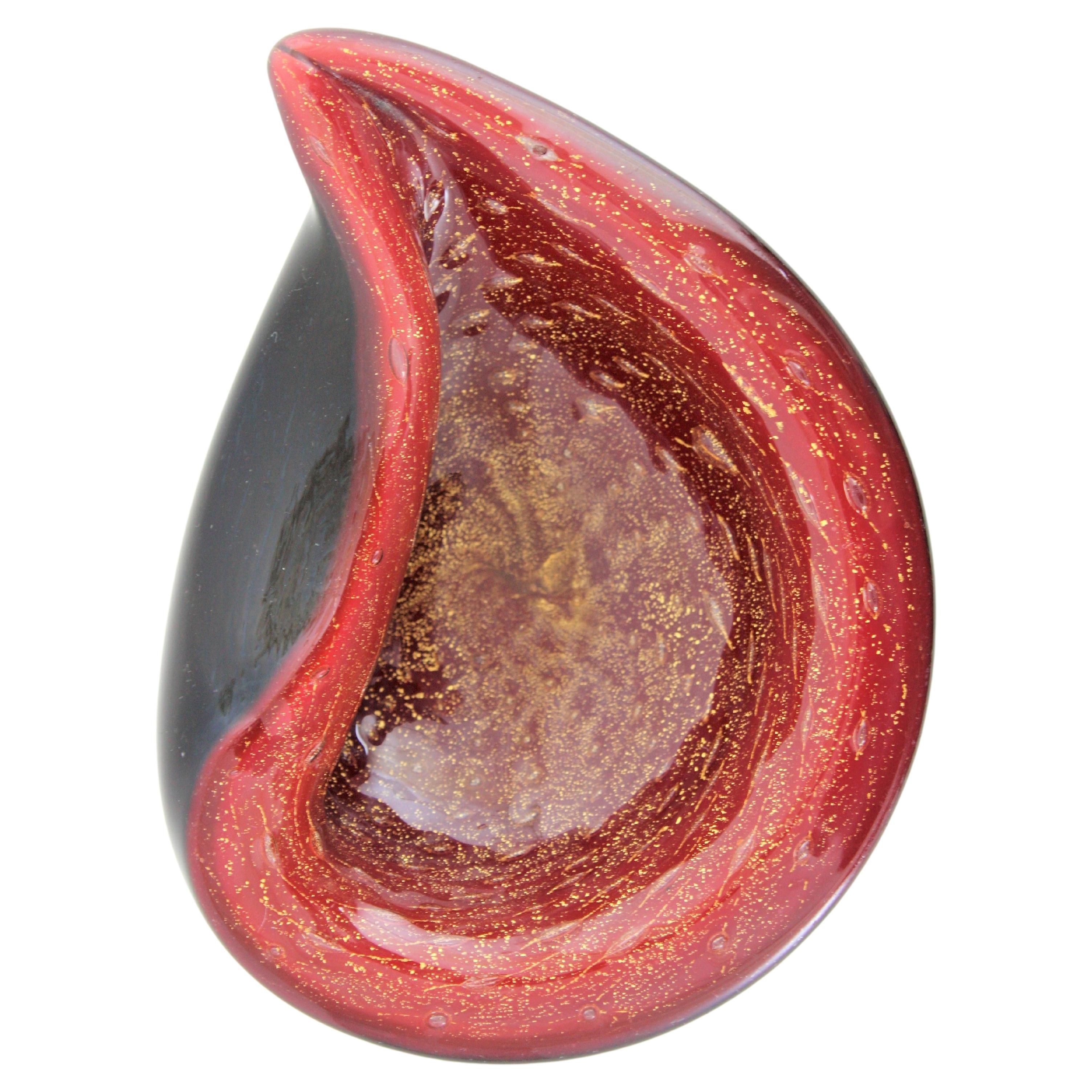 Ciotola a goccia in vetro artistico di Alfredo Barbini Murano con polvere d'oro rossa e nera in vendita