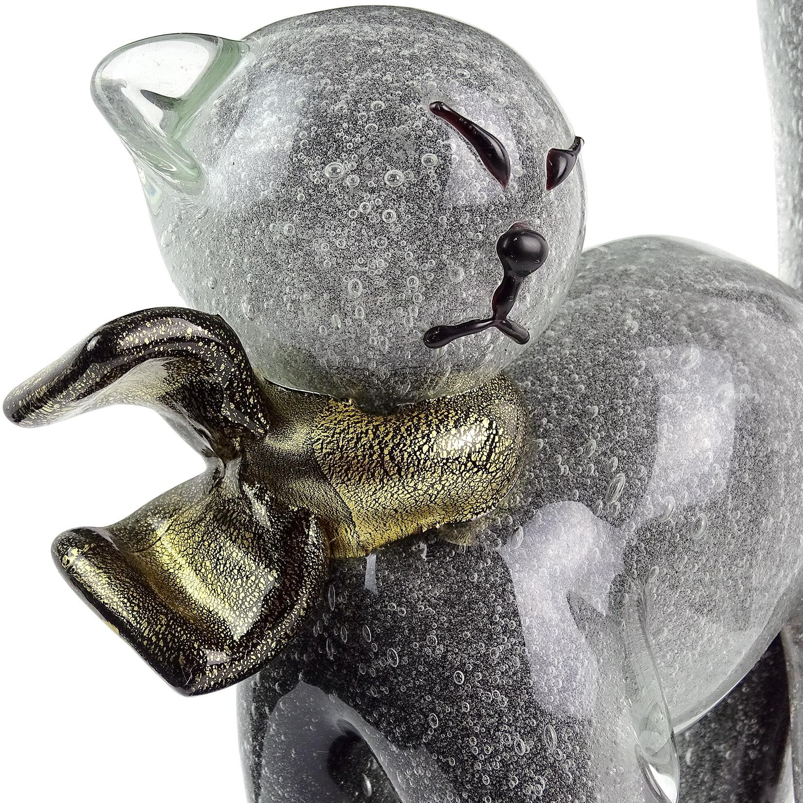 Beautiful vintage Murano hand blown Pulegoso bubbles, over black core and gold flecks Italian art glass kitty cat sculpture. Documented to designer Alfredo Barbini, circa 1950s. The cat stands on a large black base, and looks to be stretching or