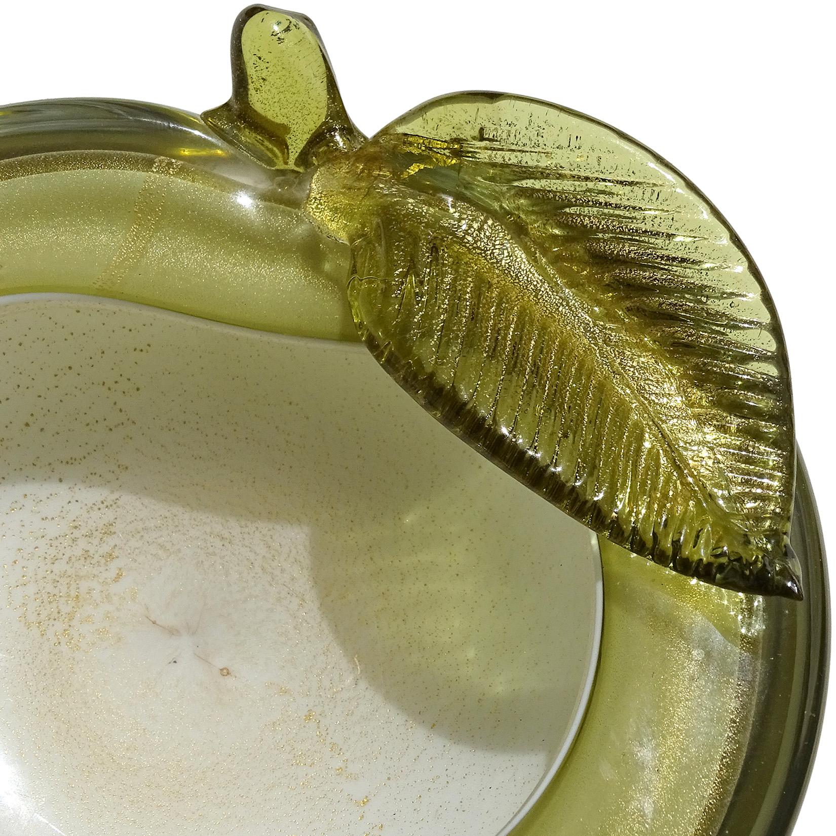 Alfredo Barbini Cuenco decorativo de Murano en vidrio artístico italiano verde manzana con motas doradas Moderno de mediados de siglo en venta