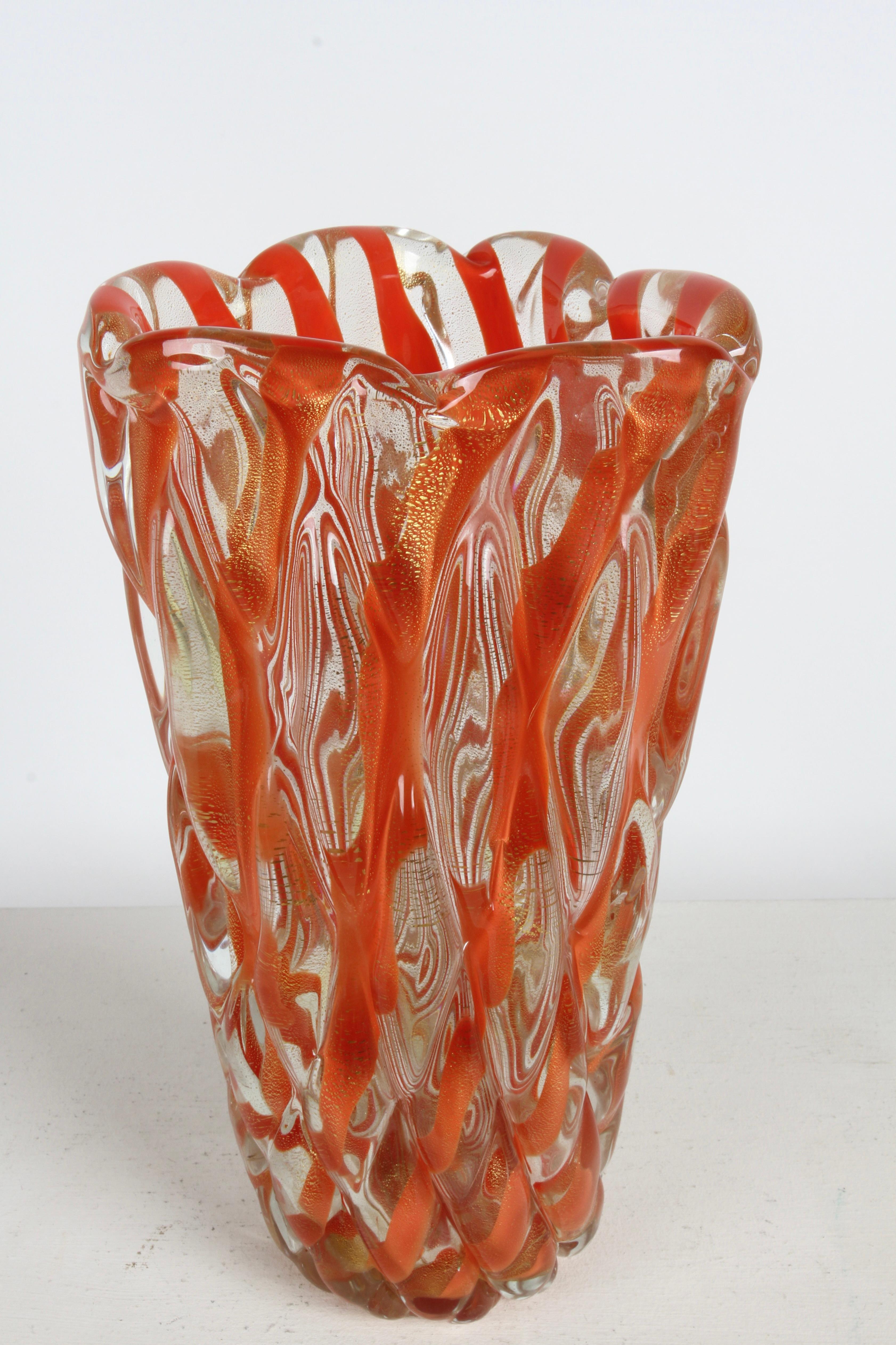 Alfredo Barbini Murano Italian Art Glass Ribbed 'Corallo Oro' Vase w/ Gold Fleck For Sale 4