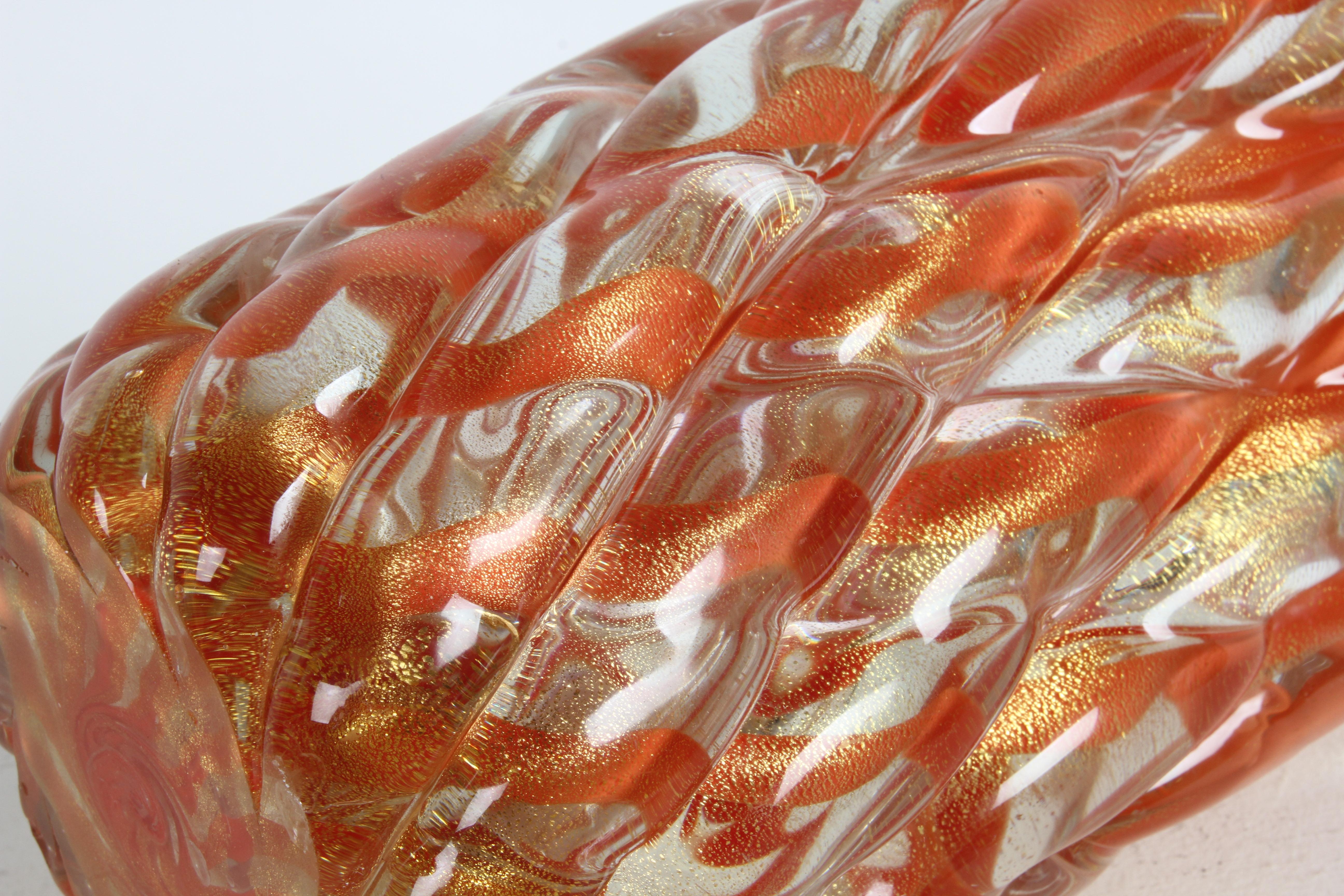 Alfredo Barbini Vaso in vetro artistico italiano di Murano a coste 'Corallo Oro' con scaglie d'oro in vendita 7