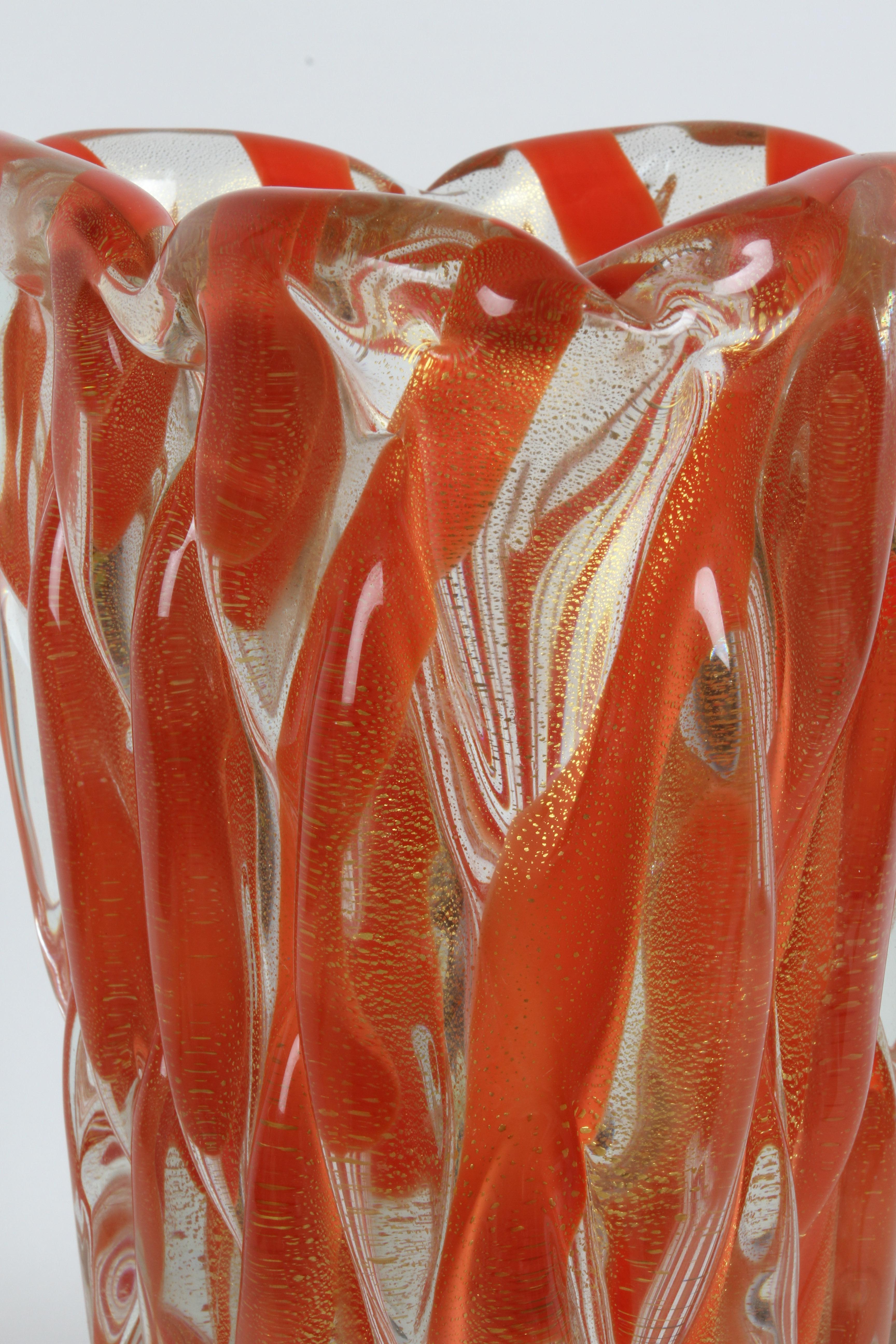 Italiano Alfredo Barbini Vaso in vetro artistico italiano di Murano a coste 'Corallo Oro' con scaglie d'oro in vendita