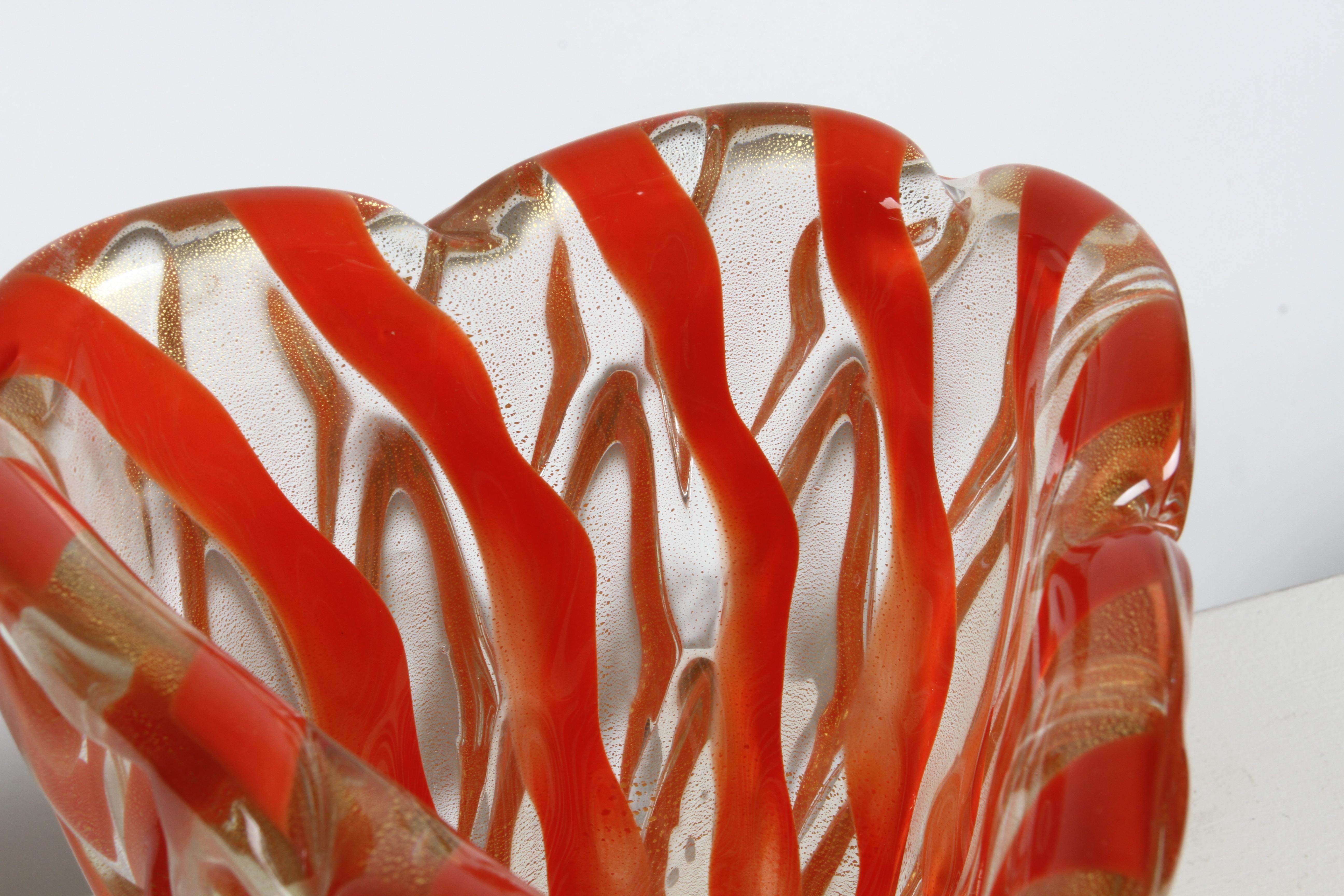 Alfredo Barbini Murano Italian Art Glass Ribbed 'Corallo Oro' Vase w/ Gold Fleck For Sale 2