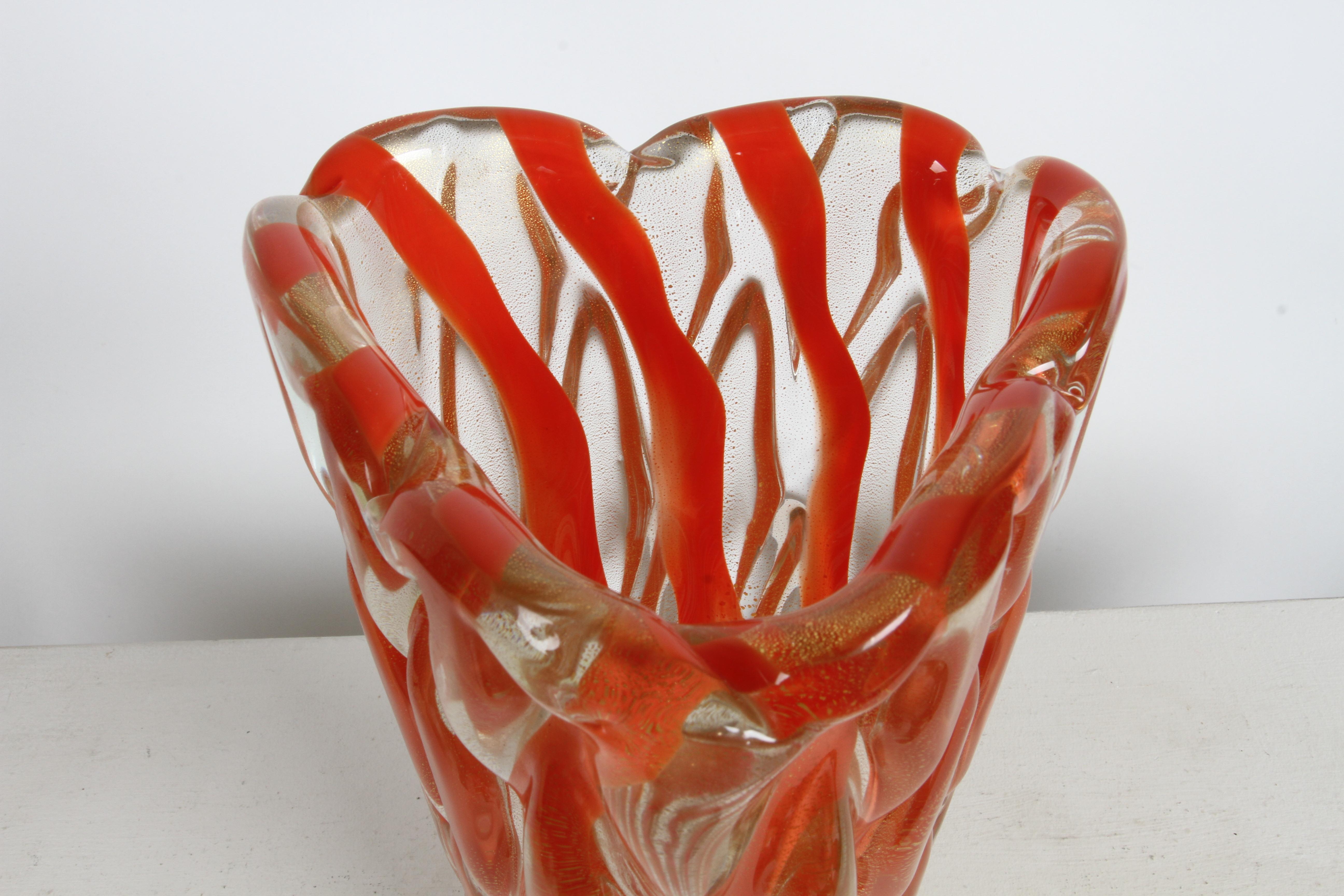 Alfredo Barbini Murano Italian Art Glass Ribbed 'Corallo Oro' Vase w/ Gold Fleck For Sale 3