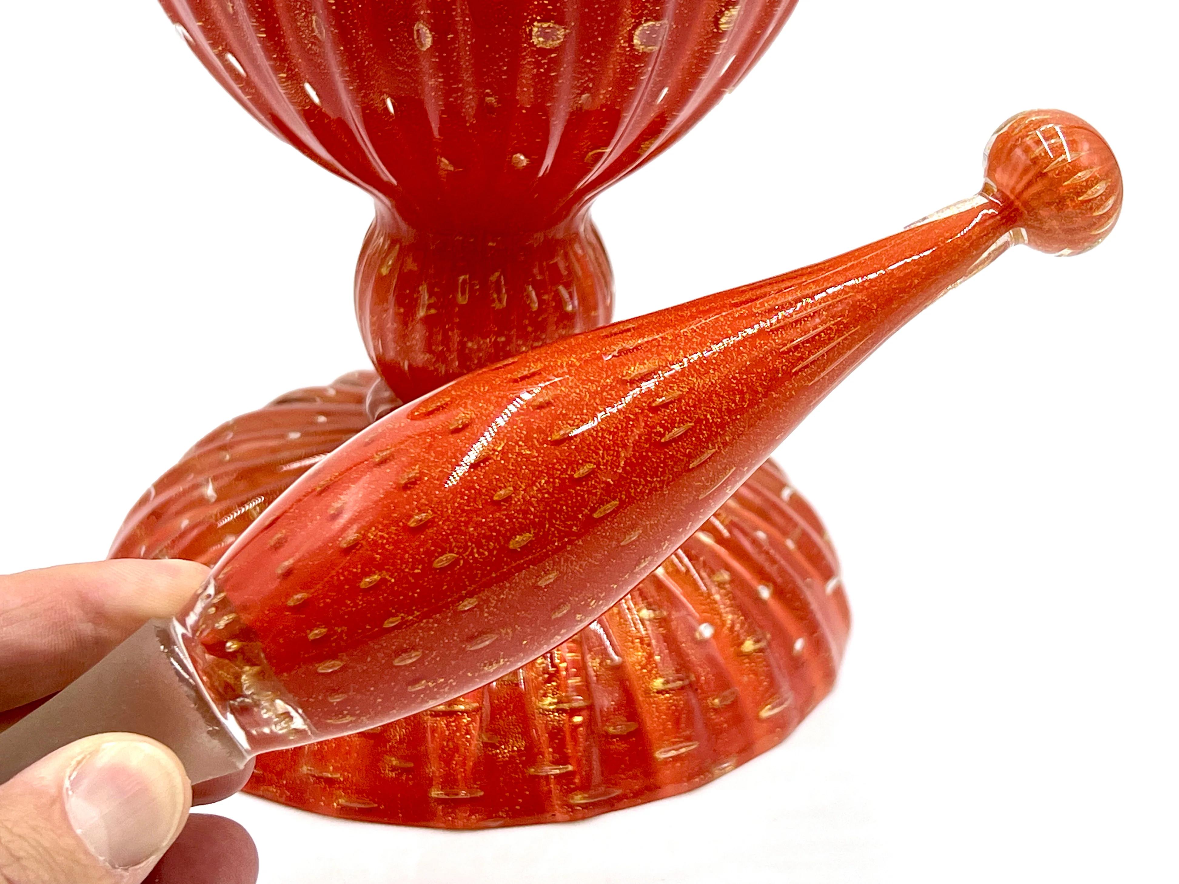 Alfredo Barbini iniziò a imparare l'arte della lavorazione del vetro nel 1912, all'età di dieci anni, presso l'Abate Zanetti, la scuola di design annessa al museo del vetro di Murano.

In seguito ha lavorato per Ferro Toso, Cristalleria Murano,