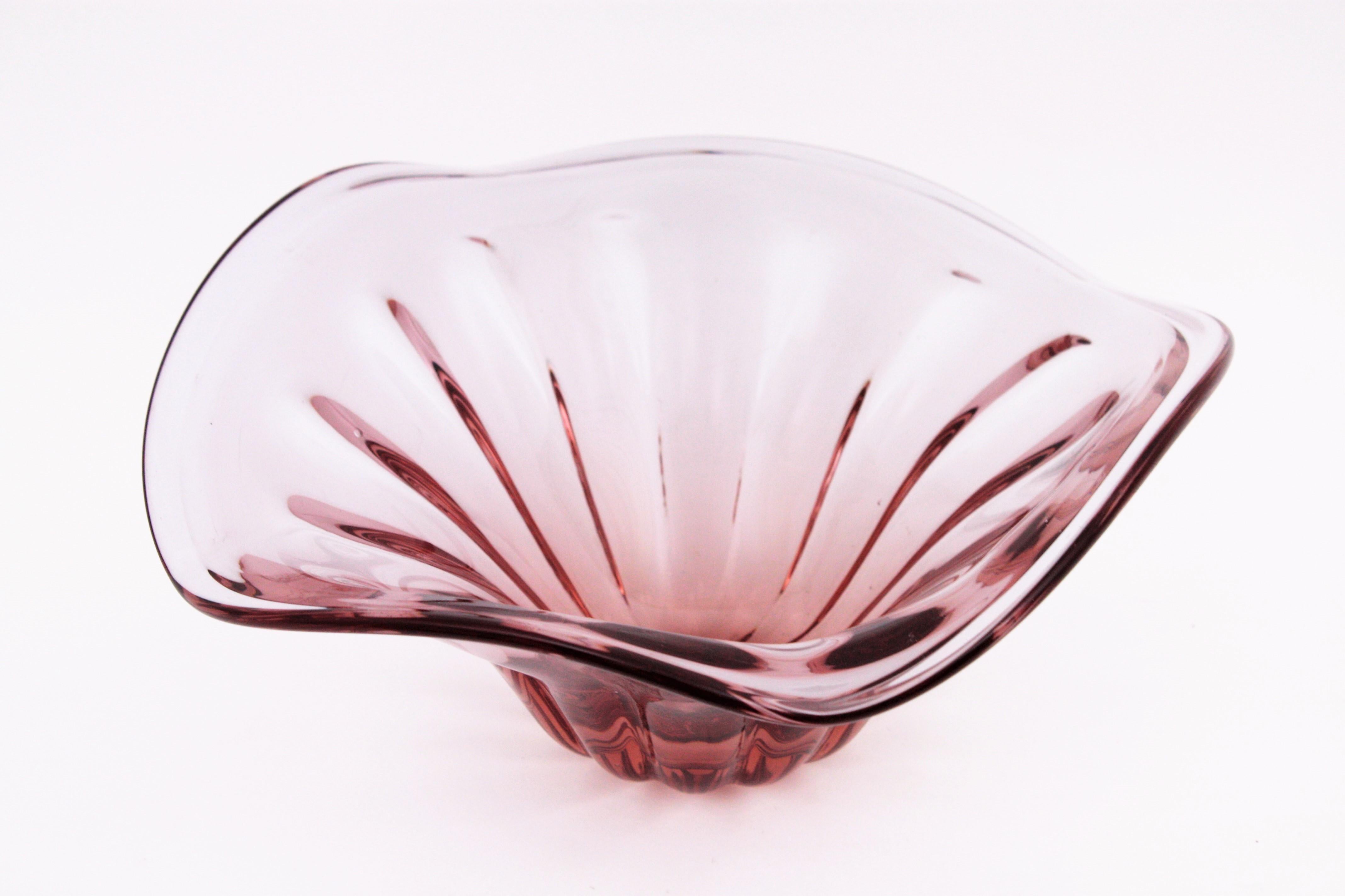 Alfredo Barbini Murano Pink Sommerso Ribbed Glass Centerpiece Bowl, 1950s In Excellent Condition For Sale In Barcelona, ES