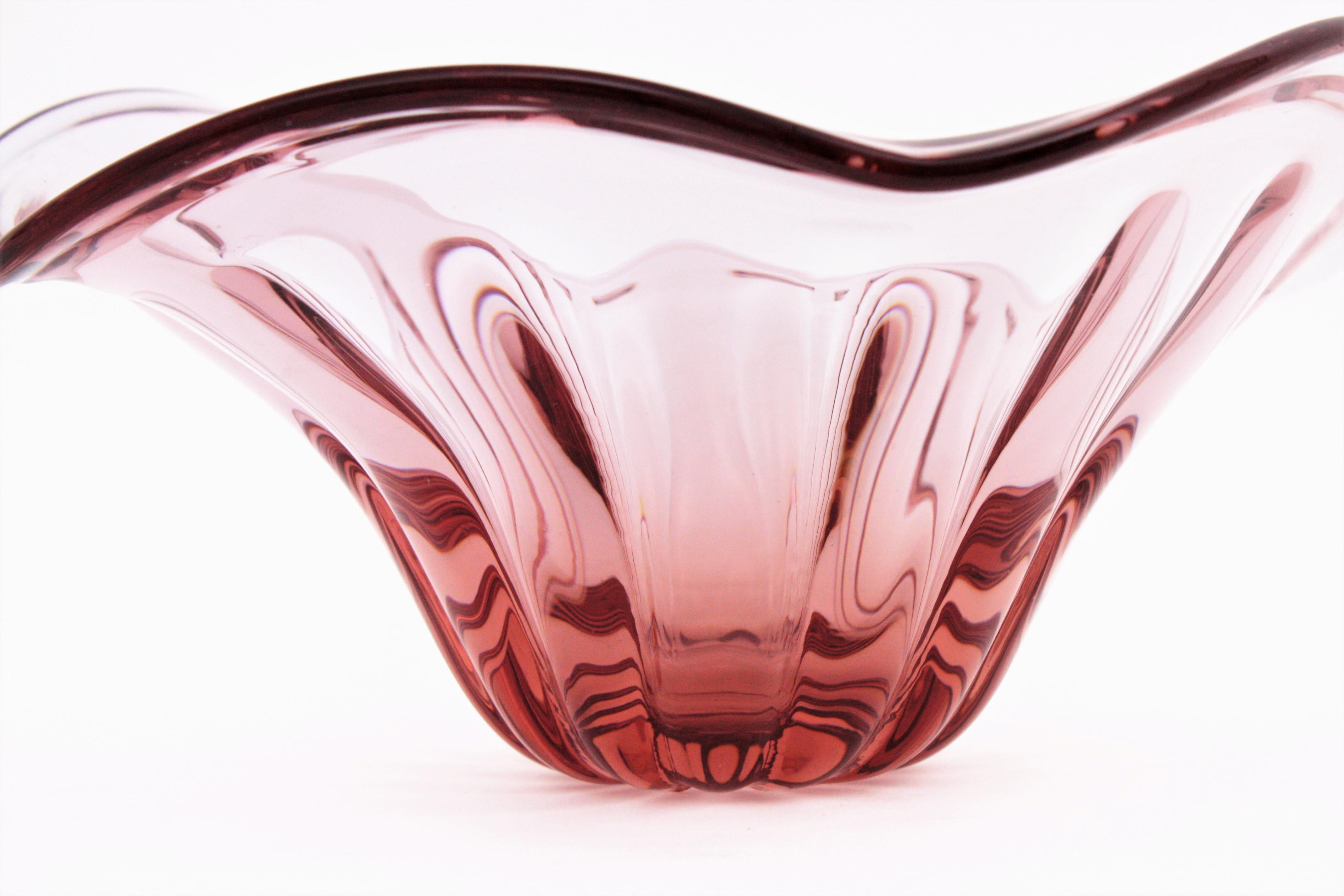 20ième siècle Alfredo Barbini Murano Pink Sommerso Ribbed Glass Centerpiece Bowl, années 1950 en vente