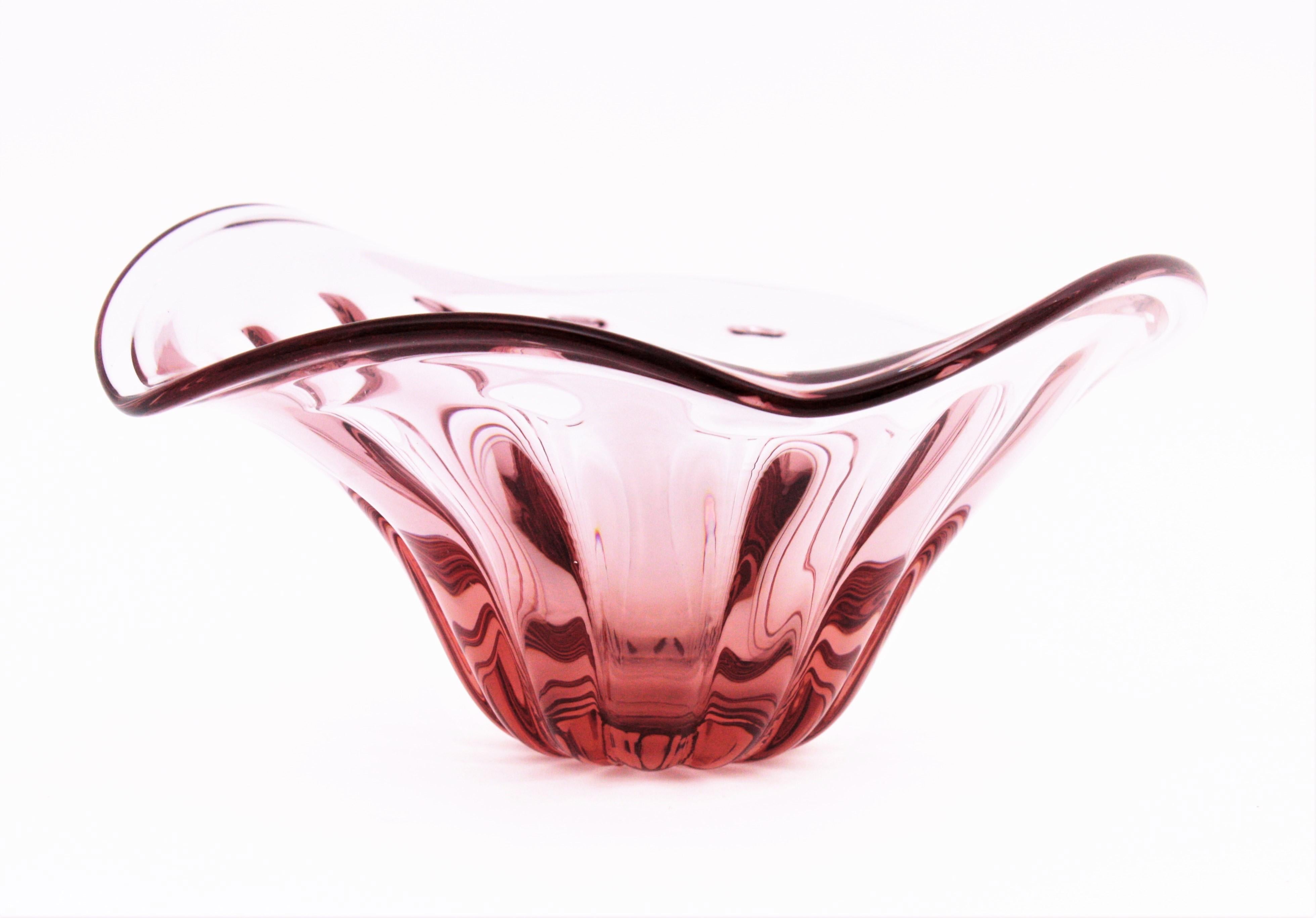 Verre d'art Alfredo Barbini Murano Pink Sommerso Ribbed Glass Centerpiece Bowl, années 1950 en vente
