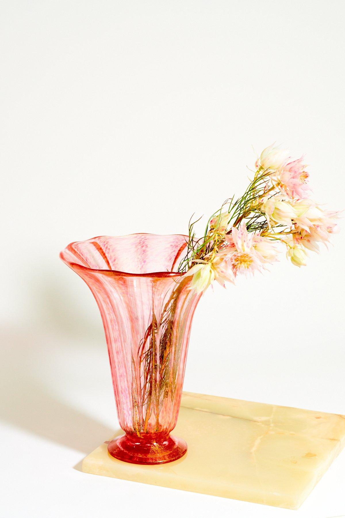 Alfredo Barbini fluted glass vase, trumpet shaped with a waved rim , subtle pink spatters, deeper pink on pedestal base and petal like vertical accents creating the effect of a lily flower. Beautiful filled with blooms or on its own as a decorative