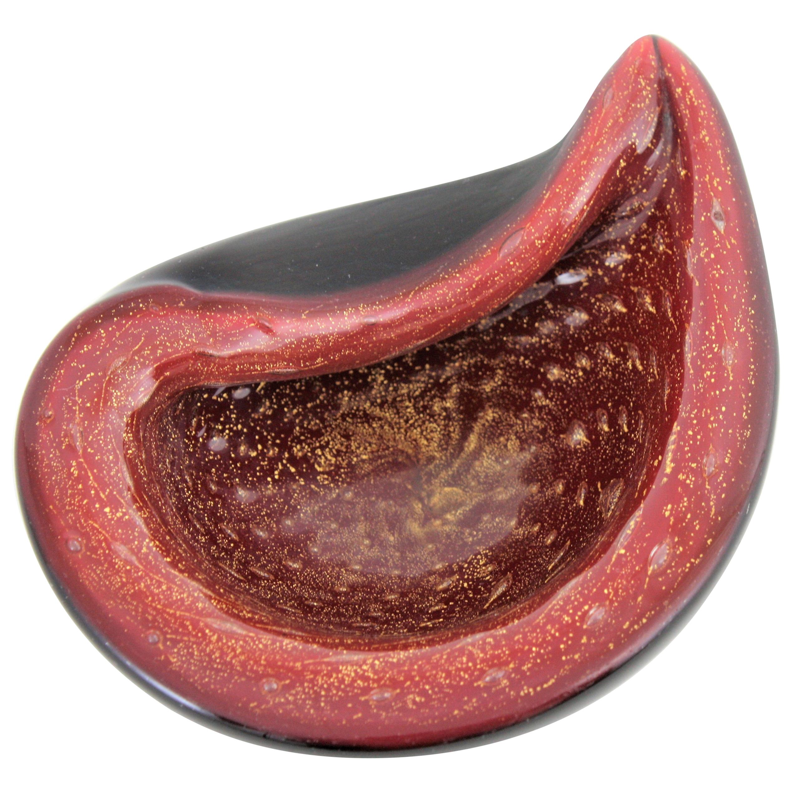 One of a kind black and red teardrop shaped Murano glass bowl or ashtray. Attributed to Alfredo Barbini, Italy, 1950s.
This outstanding decorative bowl features a sensual tear drop form with red glass at the interior part covered with black glass