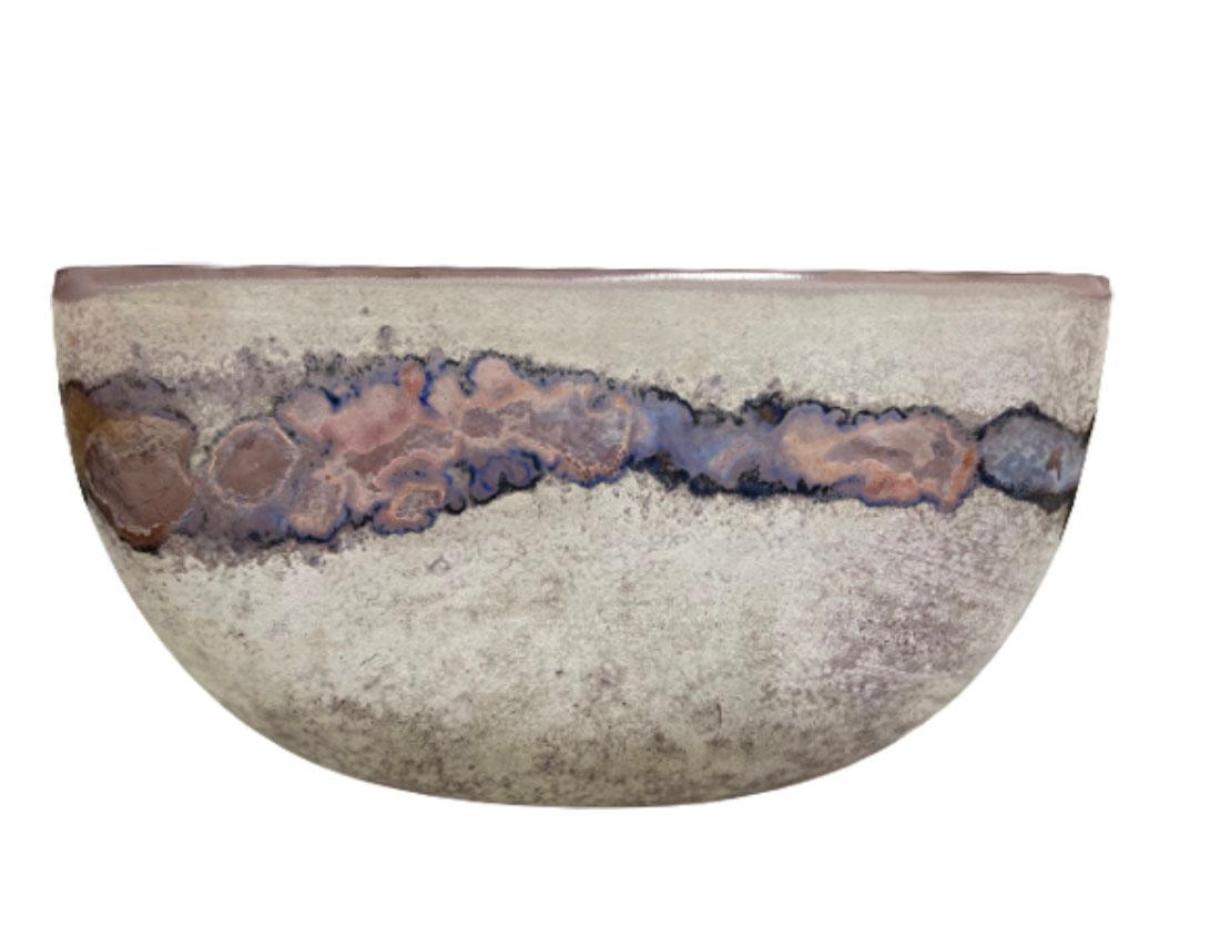 Alfredo Barbini, bol en verre technique Scavo de Murano, 1970

Une œuvre d'art italienne de l'artiste Alfredo Barbini (1912-2007) pour Murano
Bol rectangulaire, de forme ronde jusqu'au fond. Marqué Barbini Murano sur le fond et étiqueté à
