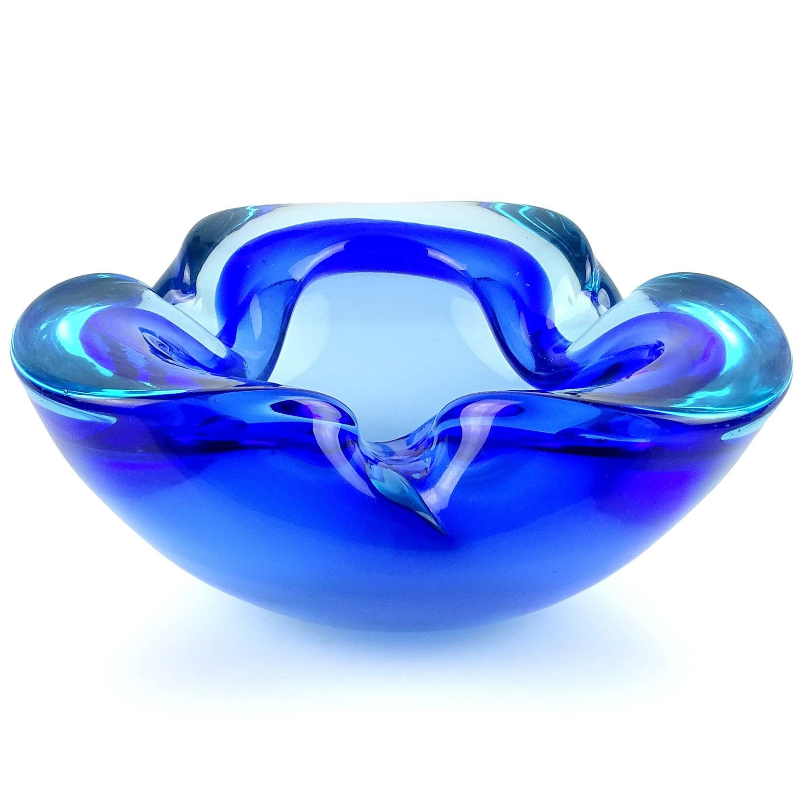 Beautiful Murano hand blown Sommerso cobalt blue and light blue Italian art glass bowl. Documented to designer Alfredo Barbini, circa 1950s-1960s. Measures 6” across x 2 1/2” tall.
  