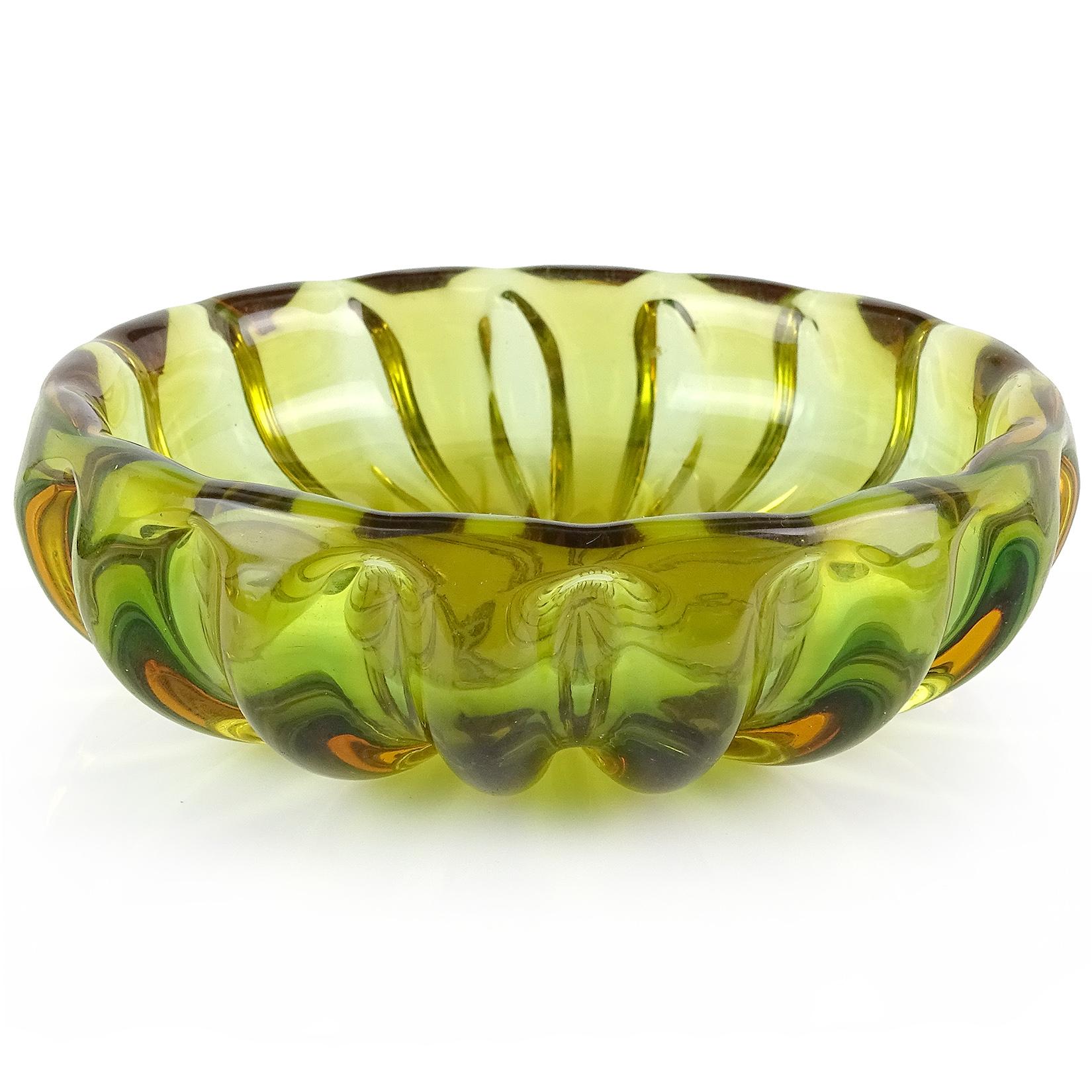Beautiful vintage Murano hand blown Sommerso green and orange Italian art glass round bowl / vide-poche. Documented to designer Alfredo Barbini. It has a ribbed pattern throughout, with the bottom edge showing the orange layer. Would make a great