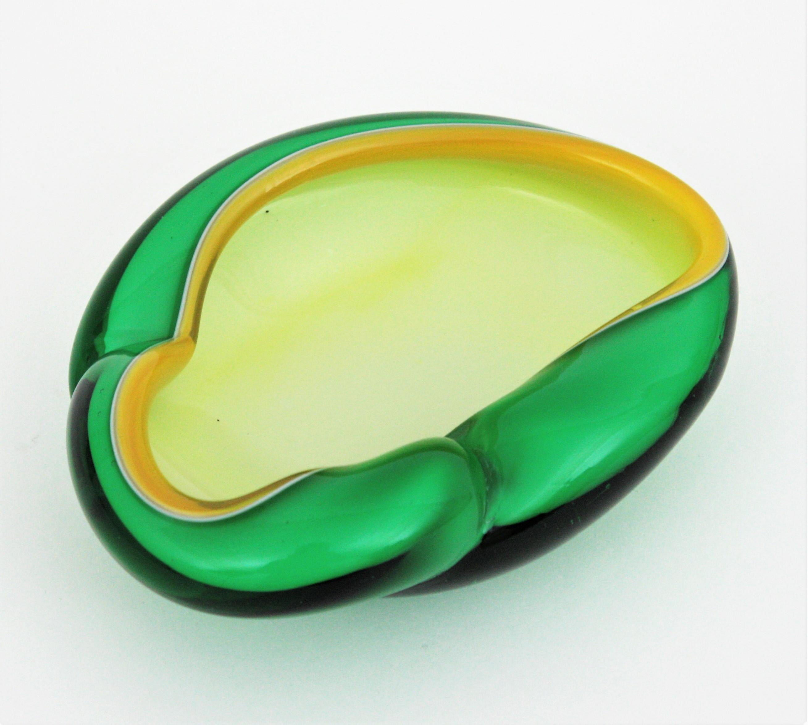 Alfredo Barbini Murano Biomorphic Sommerso Green Yellow White Art Glass Bowl In Good Condition For Sale In Barcelona, ES