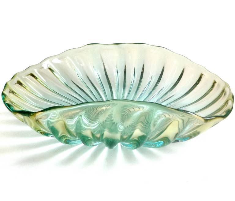 Beautiful vintage Murano hand blown Sommerso golden yellow to aqua green Italian art glass sunburst center bowl. Documented to designer Alfredo Barbini, circa 1950-1960. It has a ribbed design, with lightly folded over edge on the sides. Nice fresh