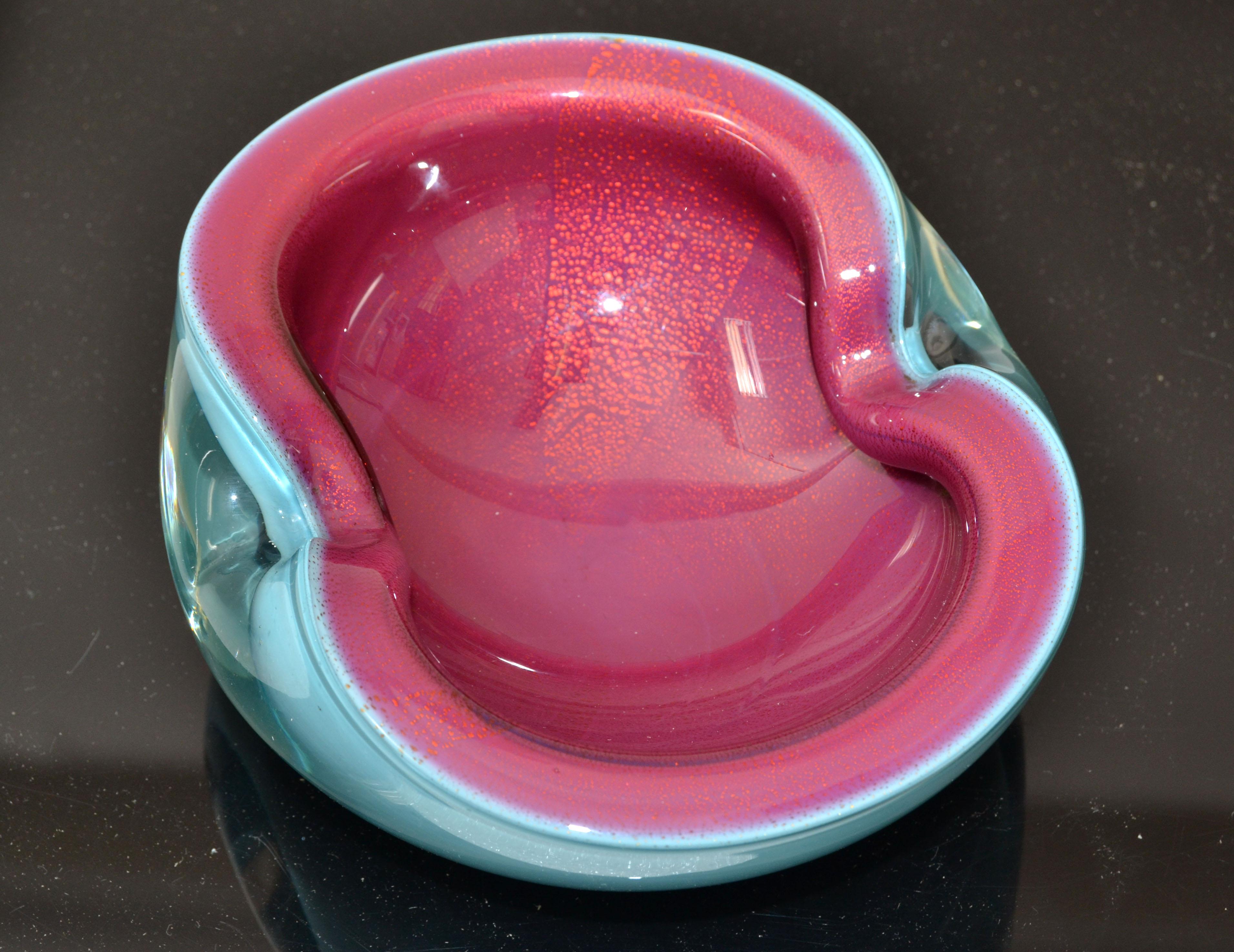 Murano blown art glass bowl in turquoise blue, raspberry and Gold dusted glass designed by Alfredo Barbini in Italy.
Mid-Century Modern triple cased unique glass art very elegant and practical.