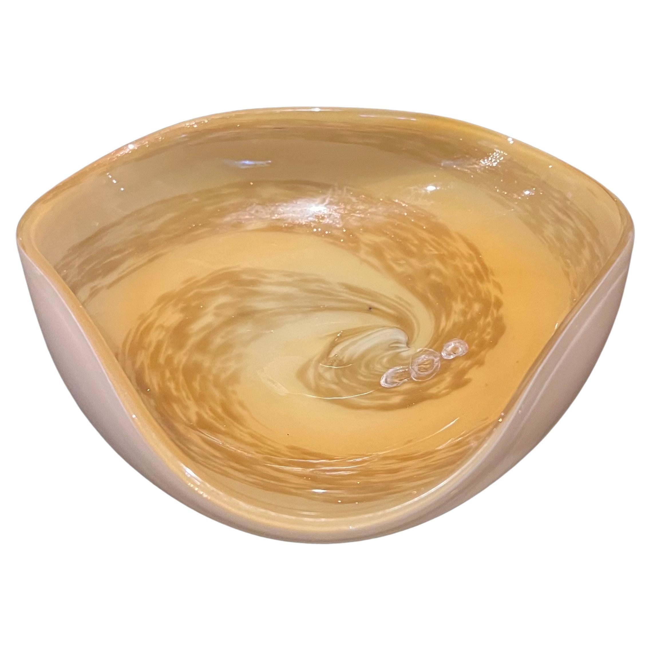 Precioso cuenco decorativo vintage de Murano soplado a mano de forma libre, blanco y con motas doradas de ámbar, de vidrio artístico italiano. diseñador Alfredo Barbini pan de oro en el interior. Pieza llamativa en cualquier habitación. Puede