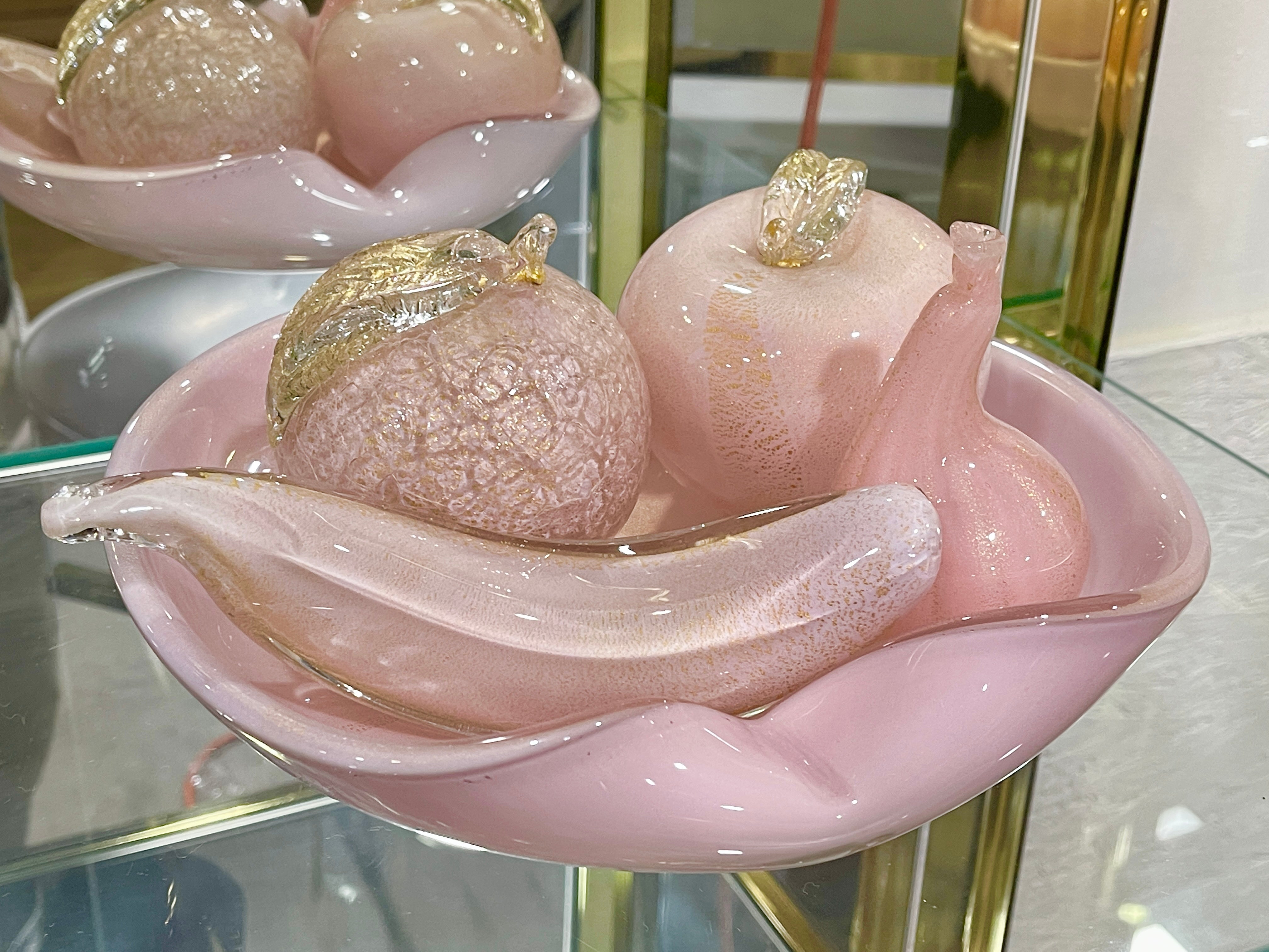 Rosa und golden gesprenkelte Murano-Glasfrüchte mit passender Schale von Alfredo Barbini (Italiener, 1912 - 2007).
 