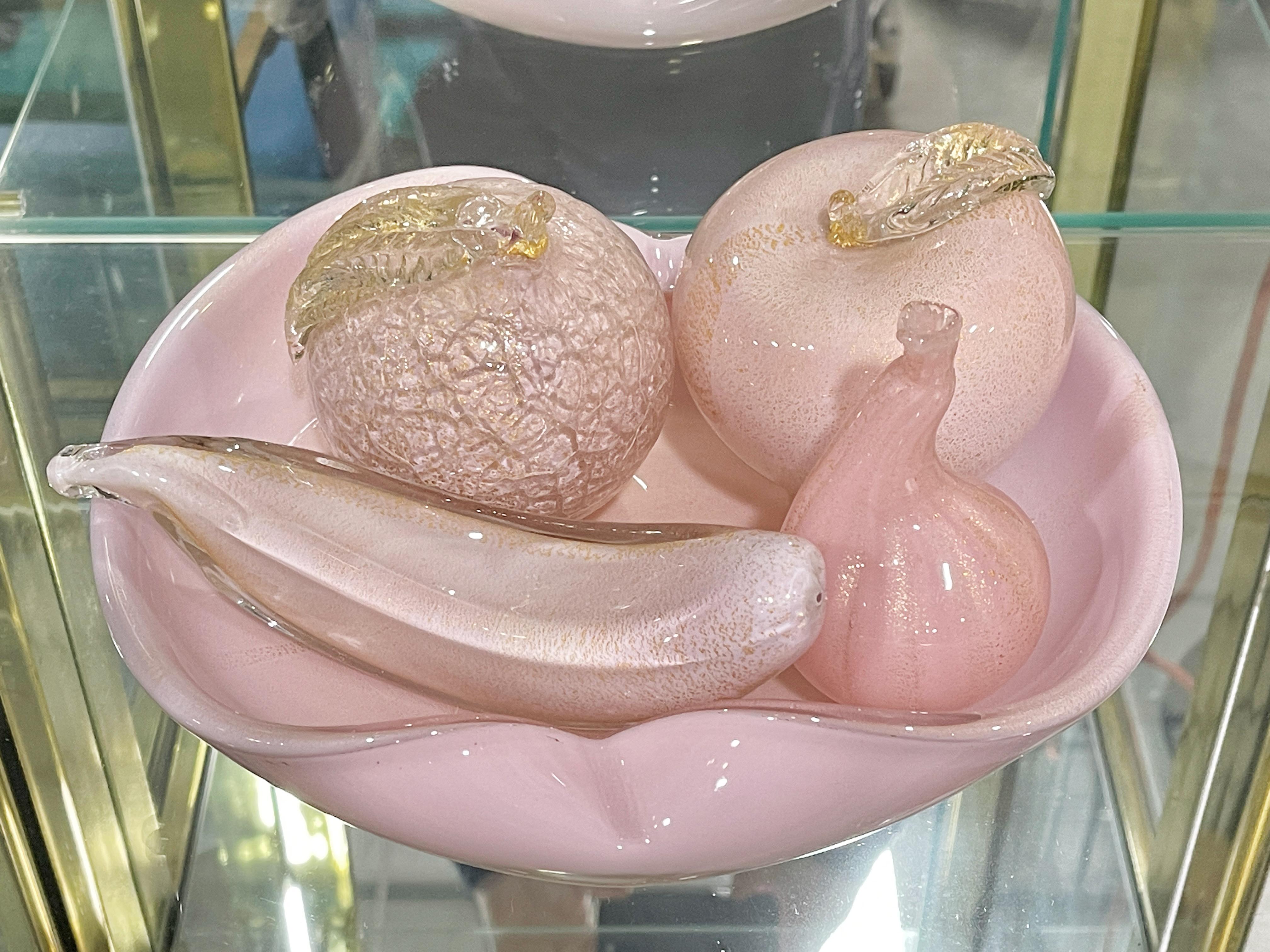 Mid-Century Modern Bol en verre de Murano  mouchetures roses et or avec fruits d'Alfredo Barbini en vente