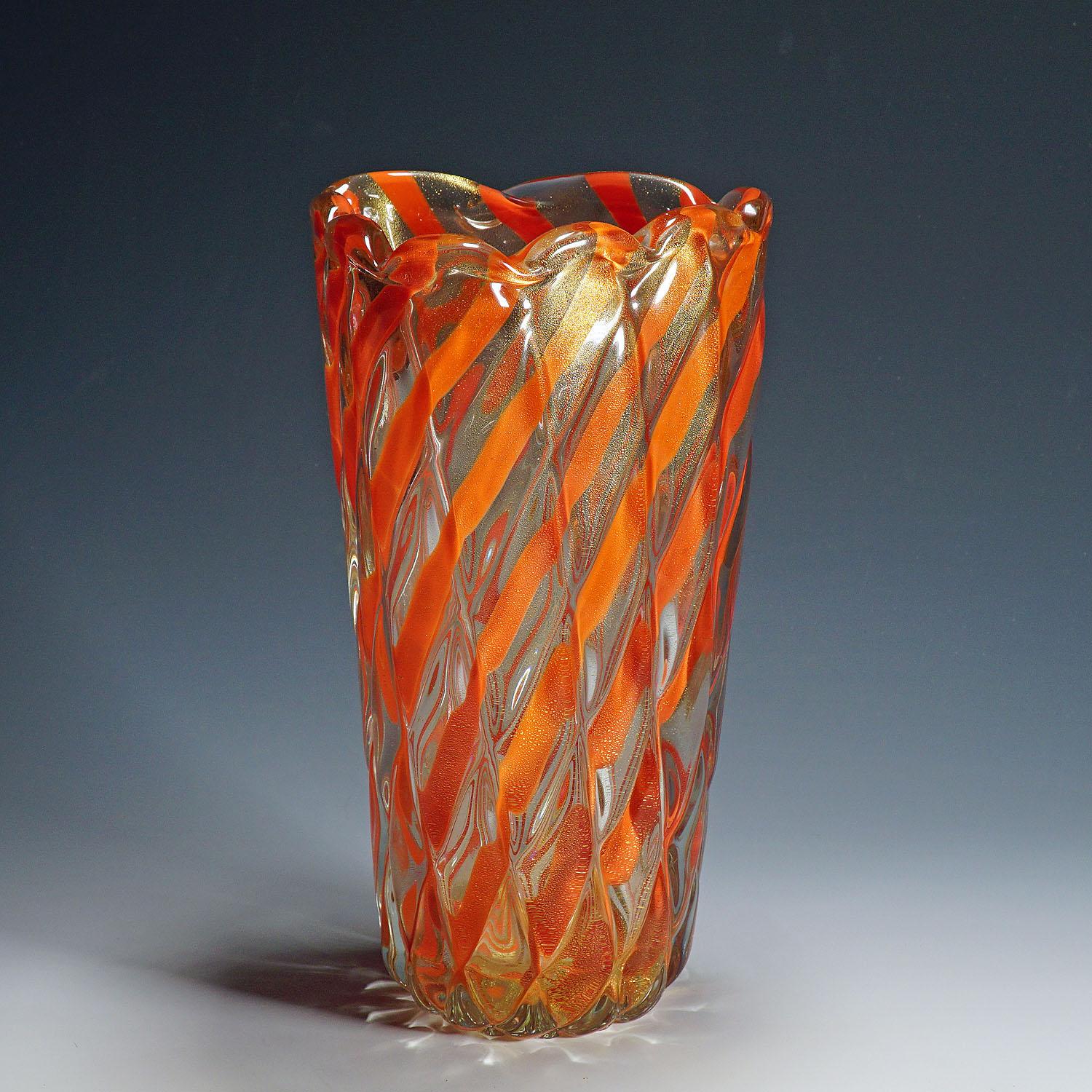 Vase 'Corallo Oro' nervuré d'Alfredo Barbini, années 1960.

Grand vase en verre d'art vénitien conçu par Alfredo Barbini pour Vetreria Alfredo Barbini vers les années 1960. Verre épais nervuré et torsadé avec des rubans rouge corail et des