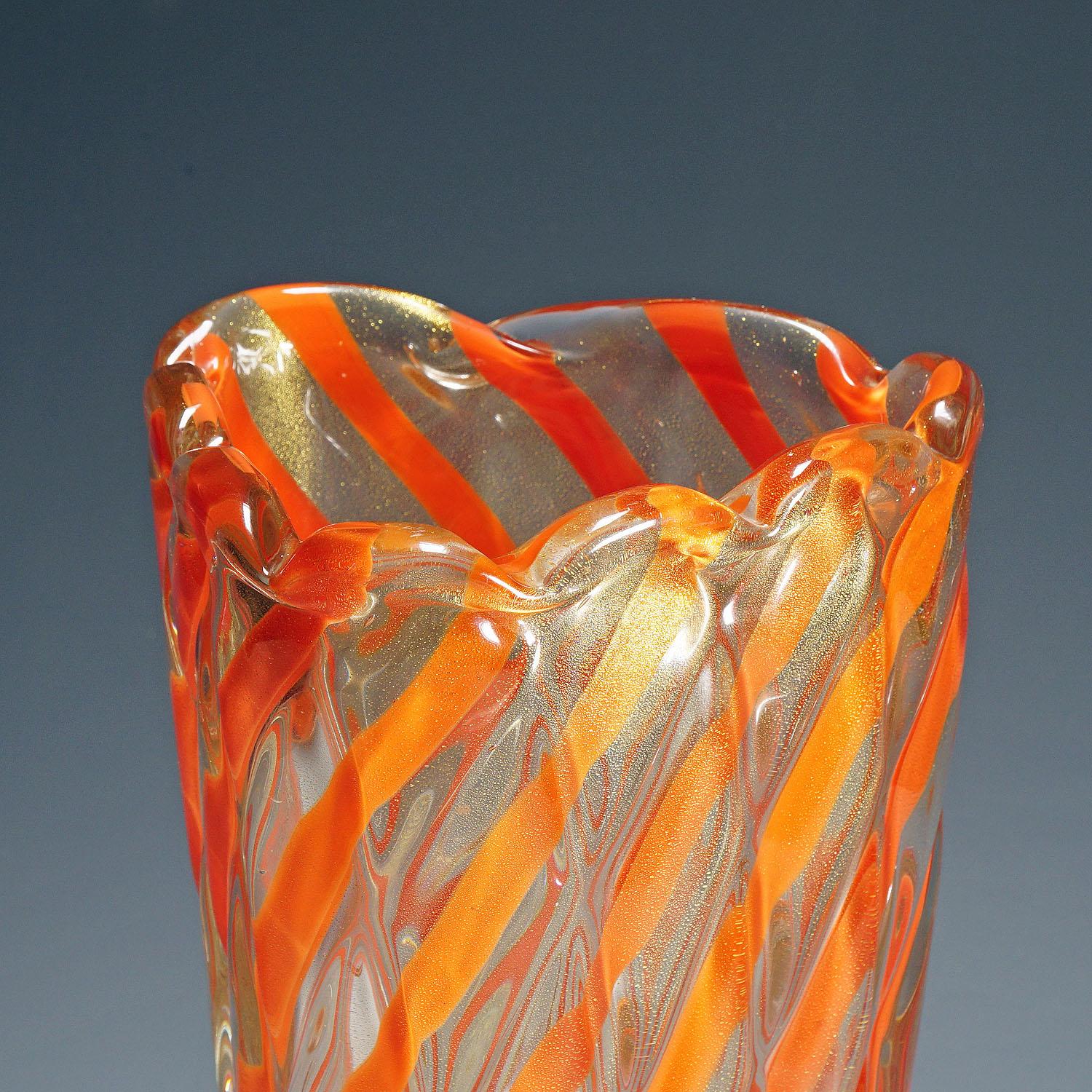Italian Alfredo Barbini Ribbed 'Corallo Oro' Vase, 1960s For Sale