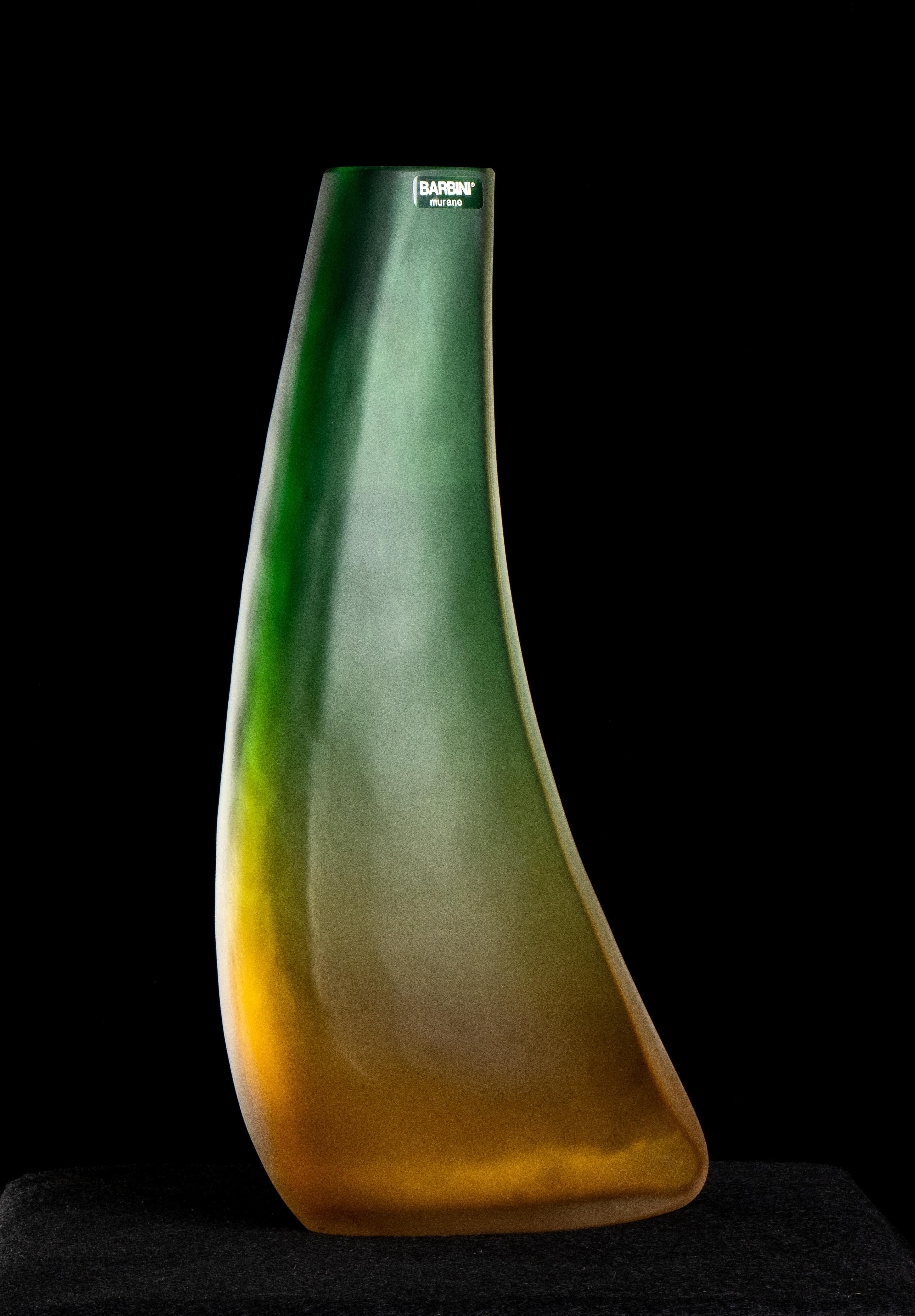 A very beautiful and interesting piece made by Alfredo Barbini Murano, in blown glass "ad incalmo":  the name Incalmo refers to a technique created in Murano in the 16th century thanks to which it is possible to obtain blown pieces characterized by