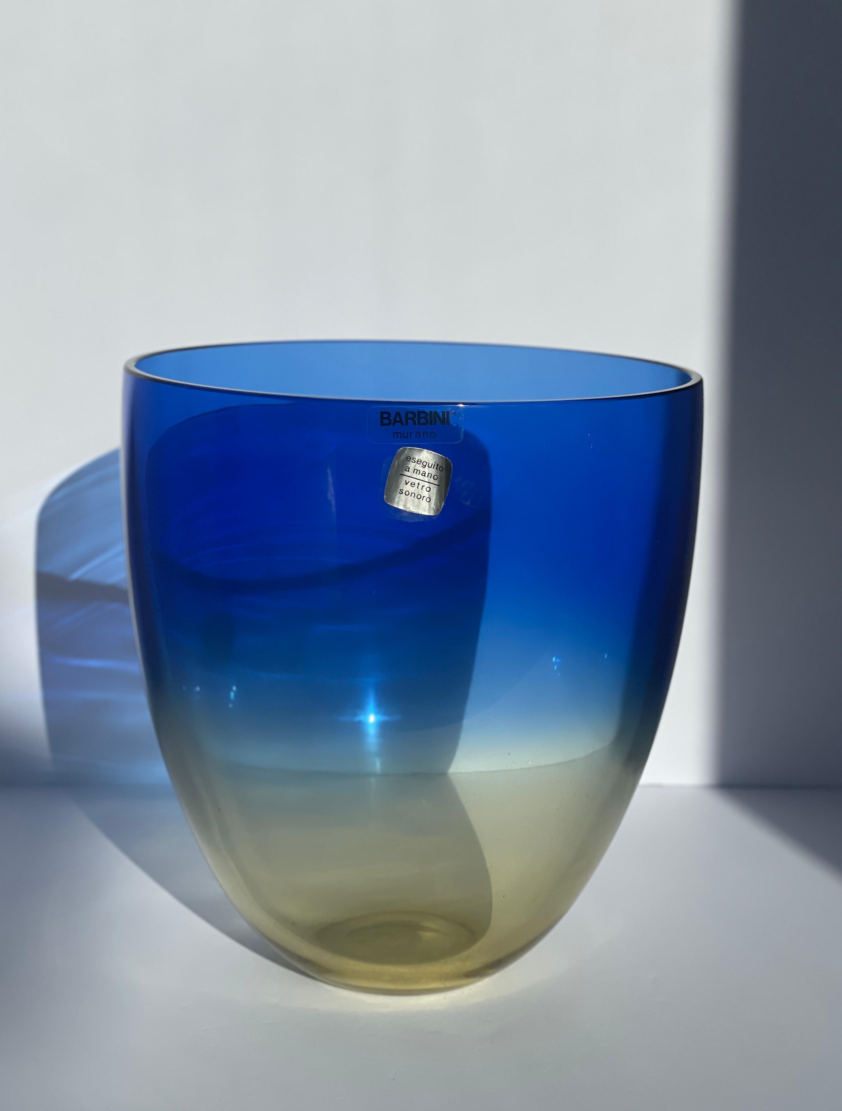 Diese signierte Vase von Alfredo Barbini aus den 1970er Jahren ist ein beeindruckendes Beispiel für die Kunstfertigkeit von Murano und zeigt die raffinierte Eleganz und technische Brillanz, die das Beste des italienischen Glasdesigns der Mitte des
