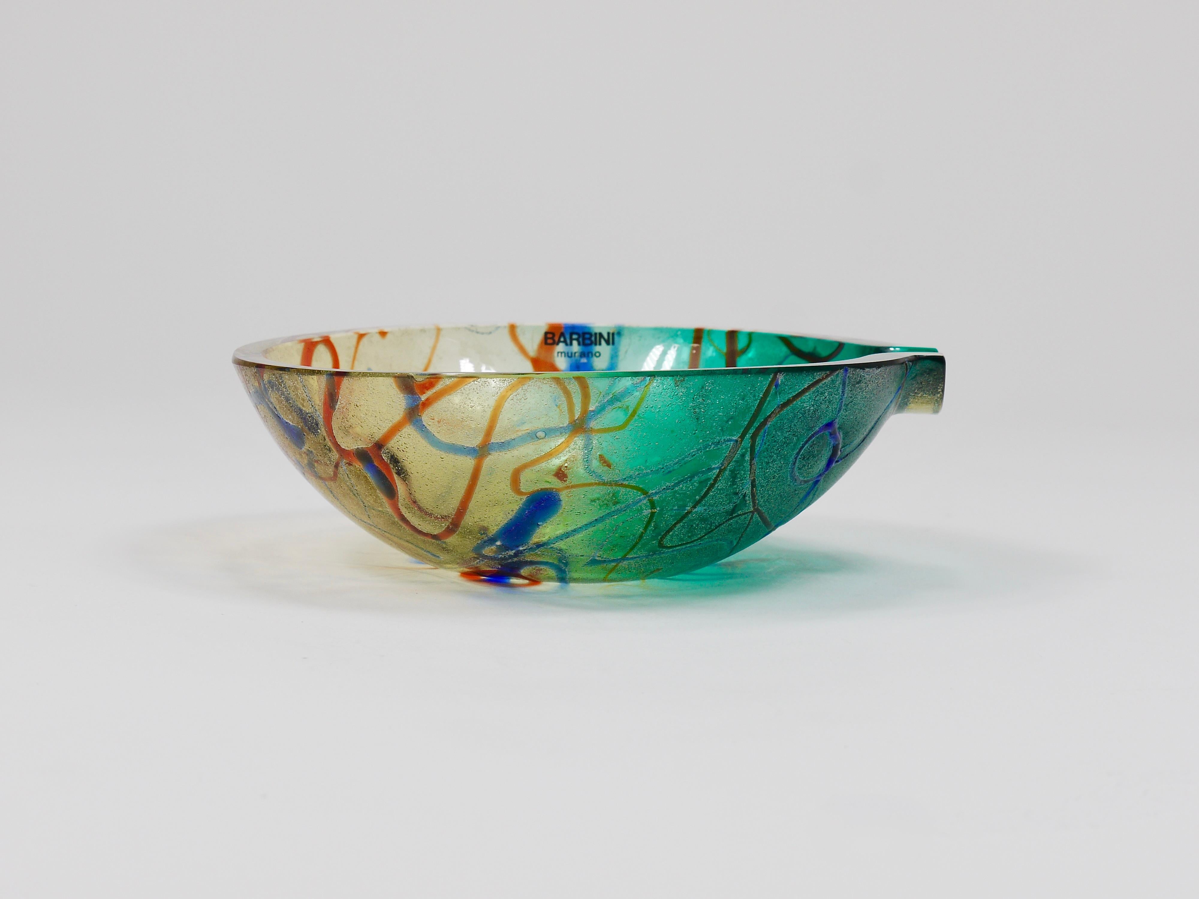 Eine farbenfrohe und dekorative Murano-Kunstglasschale aus den 1970er Jahren von Alfredo Barbini, Venedig, Italien. Ursprünglich als Aschenbecher für Zigaretten oder Zigarren gedacht, eignet sich dieses schöne Stück auch perfekt als Schale oder