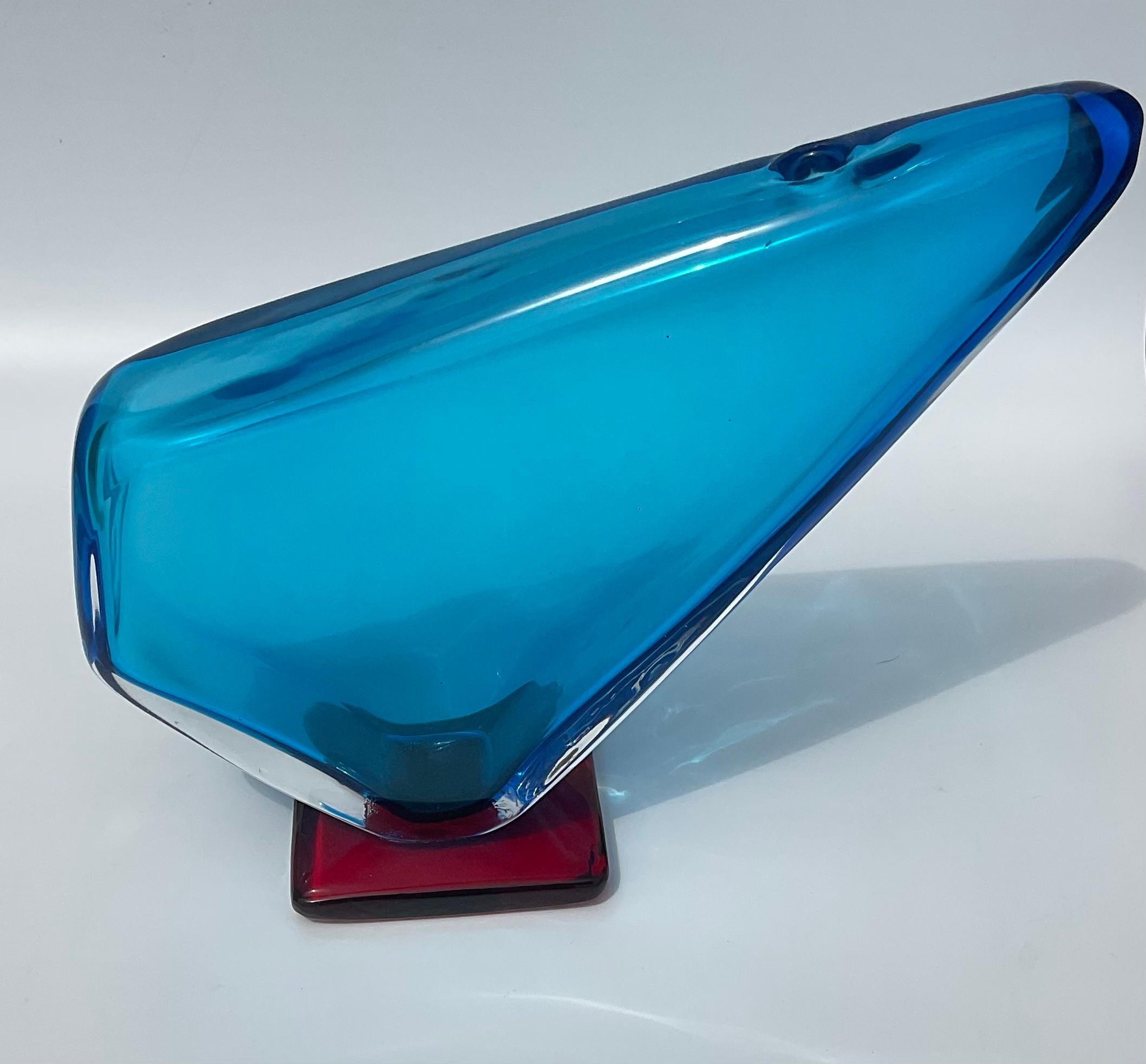 Vase triangulaire en verre de Murano bleu signé Alfredo Barbini avec surface irriguée. Le vase a été conçu en 1962. Ce vase a un pied rouge appliqué et il est signé par l'Artiste Alfredo Barbini. Un exemple de grande taille et souhaitable. 