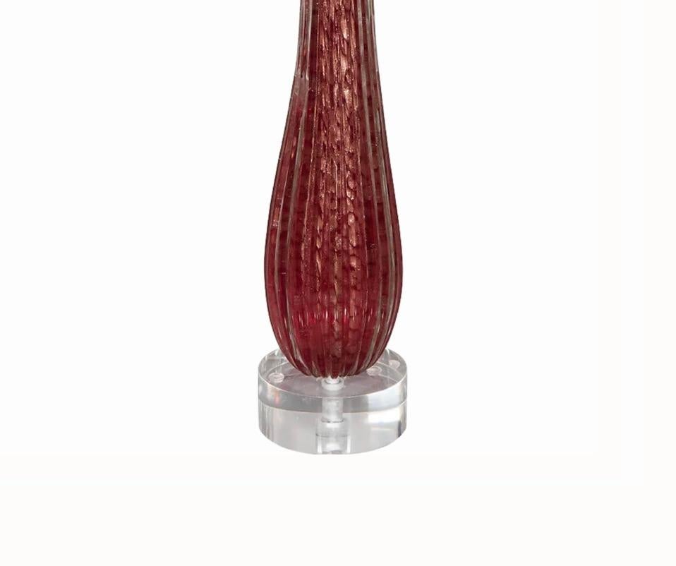 Mid-Century Modern Alfredo Barbini Style Red Murano Glass Lamp with Gold Leaf Inclusions 1950s For Sale