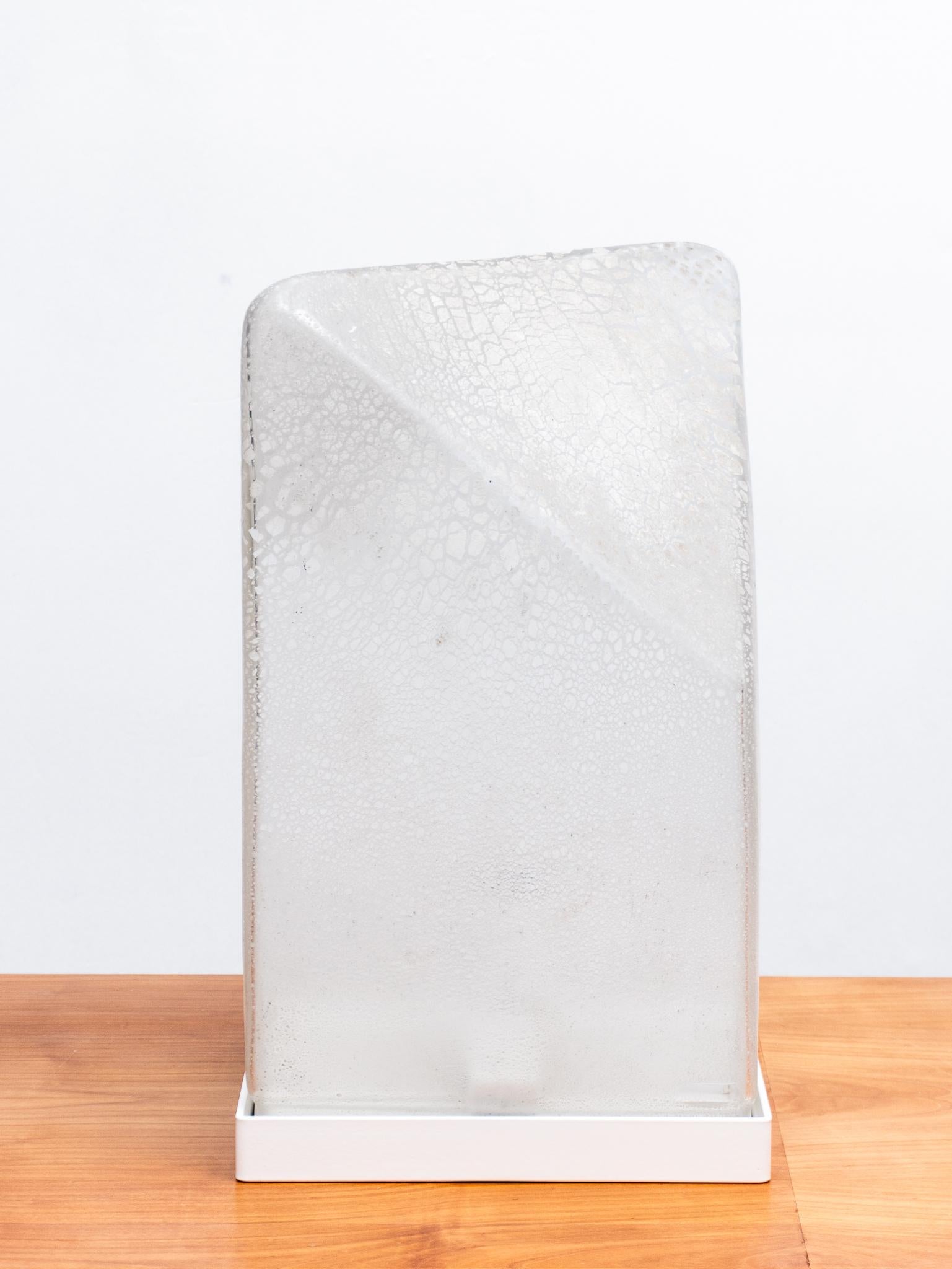 italien Lampe de bureau Alfredo Barbini en verre de Murano soufflé à la main au design géométrique Scavo en vente