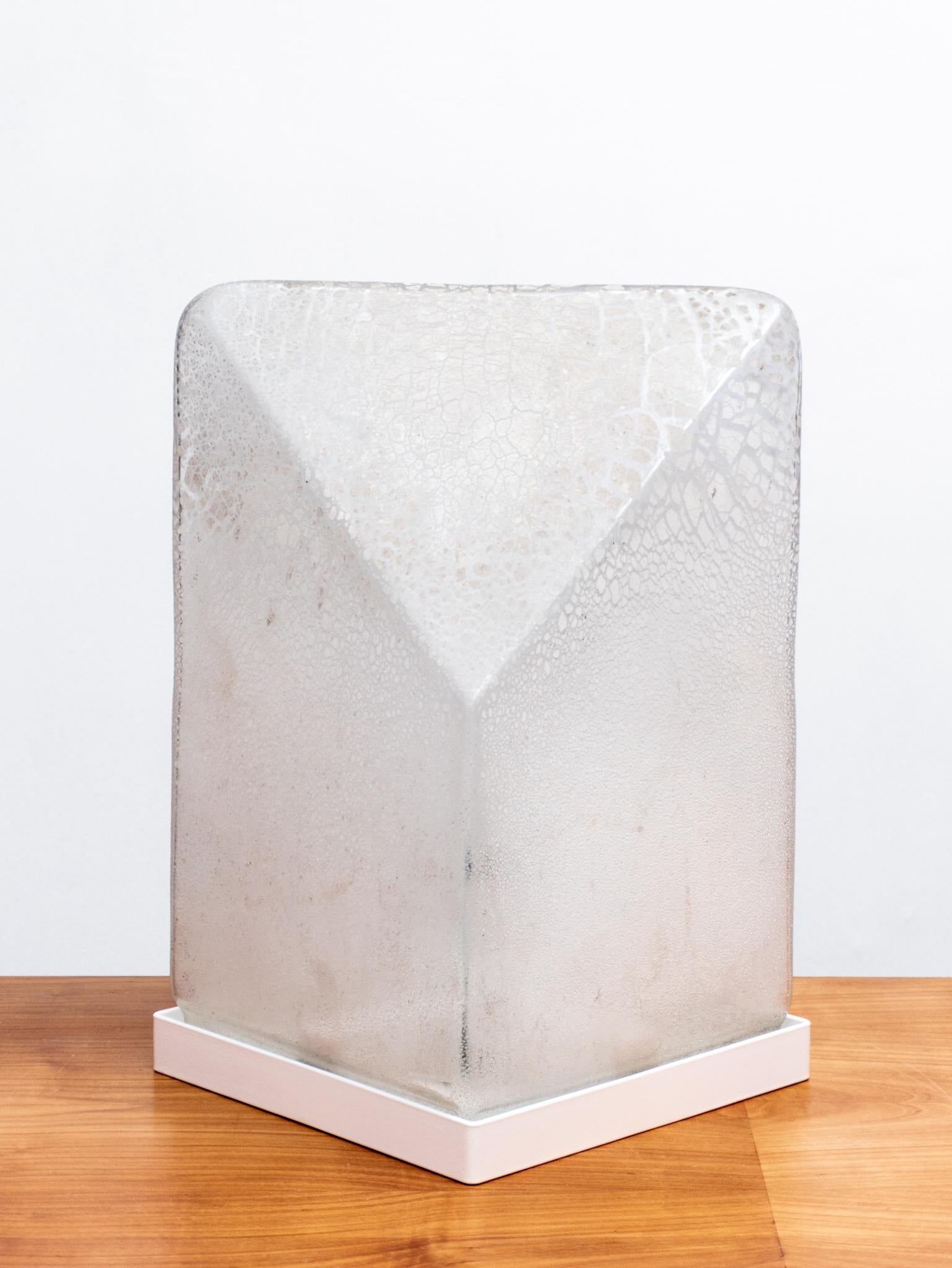 Fin du 20e siècle Lampe de bureau Alfredo Barbini en verre de Murano soufflé à la main au design géométrique Scavo en vente