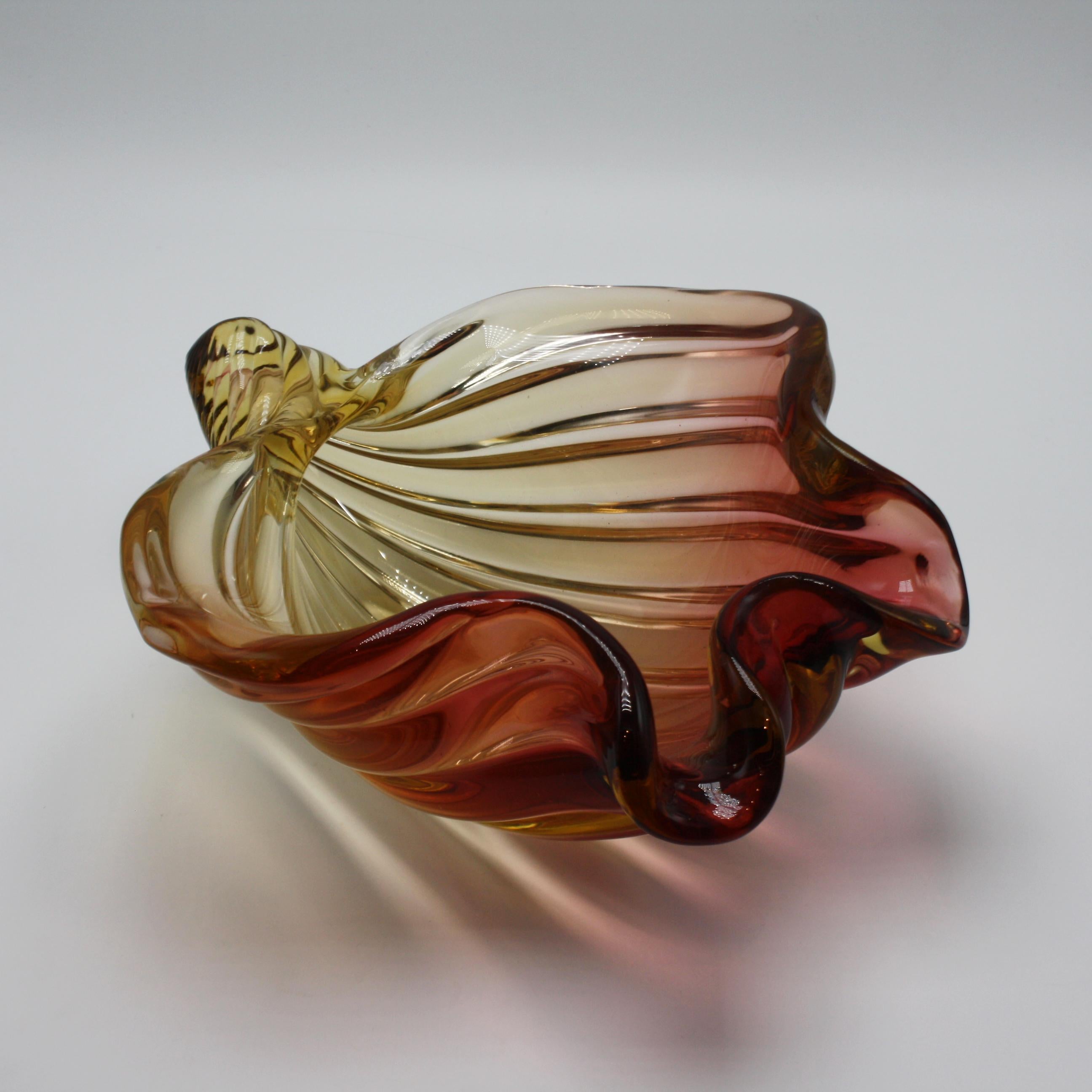 Alfredo Barbini two-toned Murano shell bowl, circa 1950.